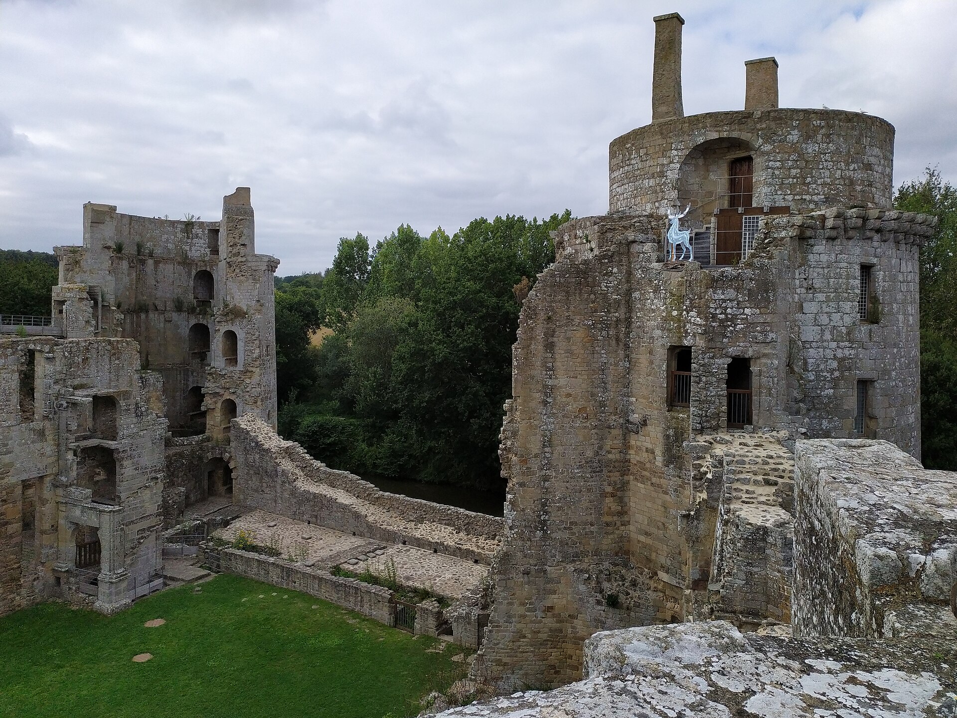 Château de la Hunaudaye (Plédéliac) Château de la Hunaudaye — château à Plédéliac, Côtes-d'Armor, vue de nuit, classé mh