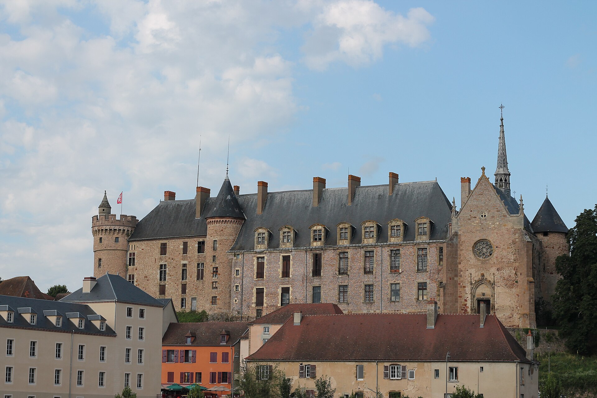 Château de la Palice — château à Lapalisse, Allier, vue de nuit, classé mh