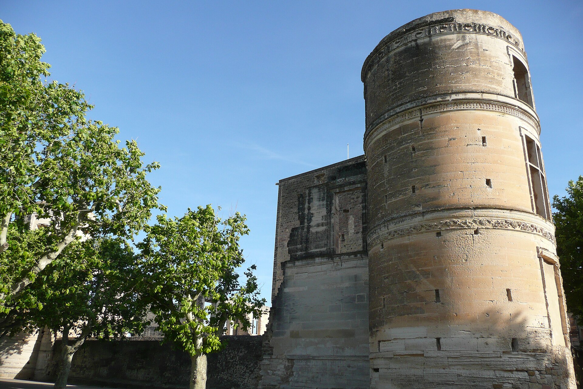 Château de la Tour-d'Aigues (La Tour-d'Aigues) Château de la Tour-d'Aigues — château à La Tour-d'Aigues, Vaucluse, façade, classé mh