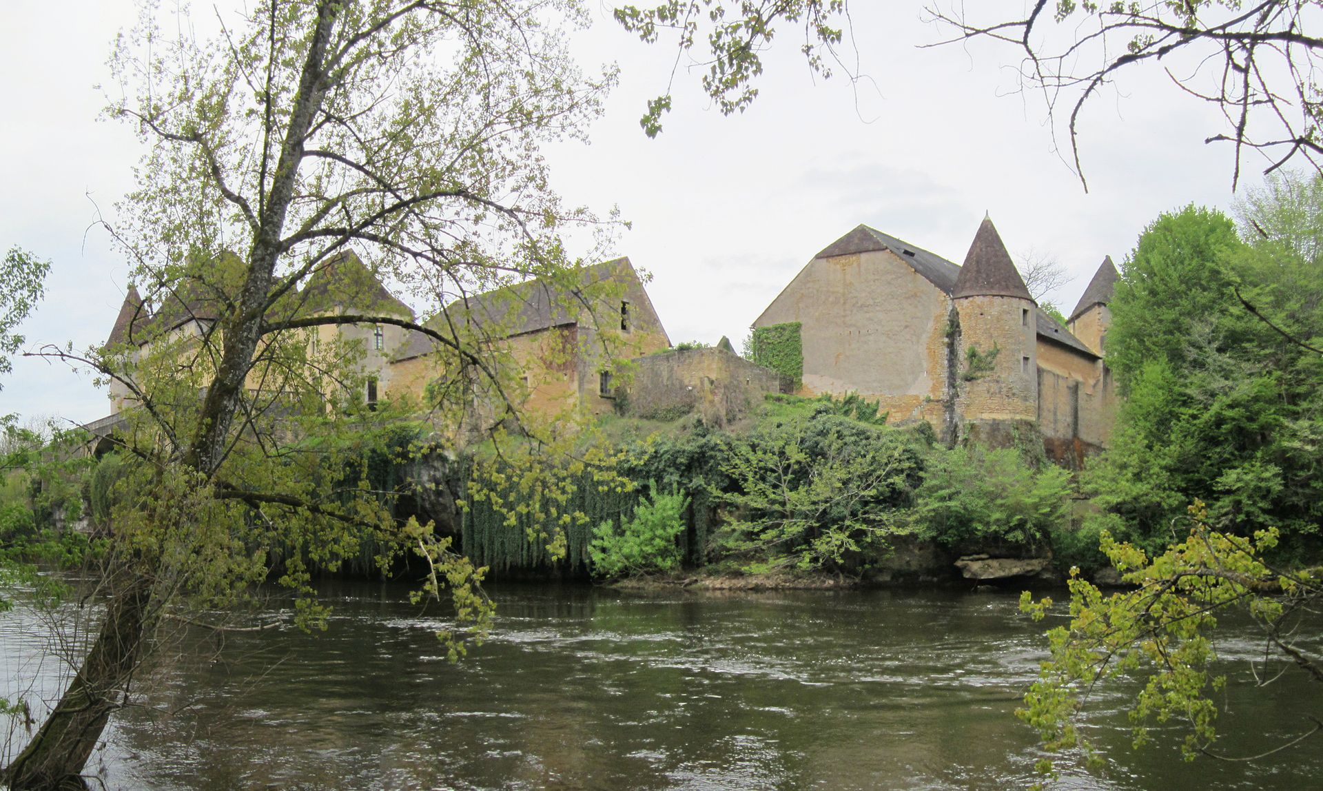 Château de Losse (Thonac) Château de Losse — château à Thonac, Dordogne, façade, classé mh