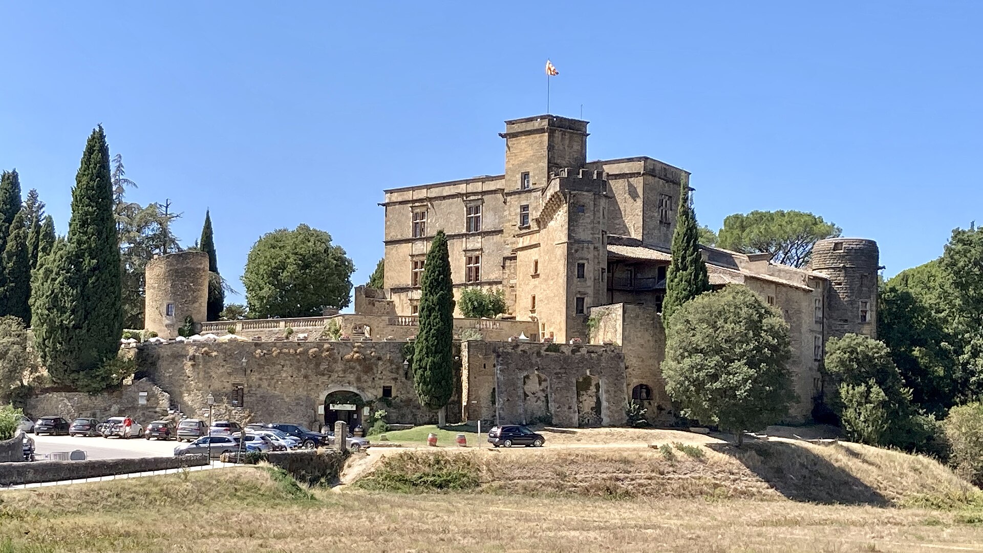 Château de Lourmarin (Lourmarin) Château de Lourmarin — château à Lourmarin, Vaucluse, façade, classé mh