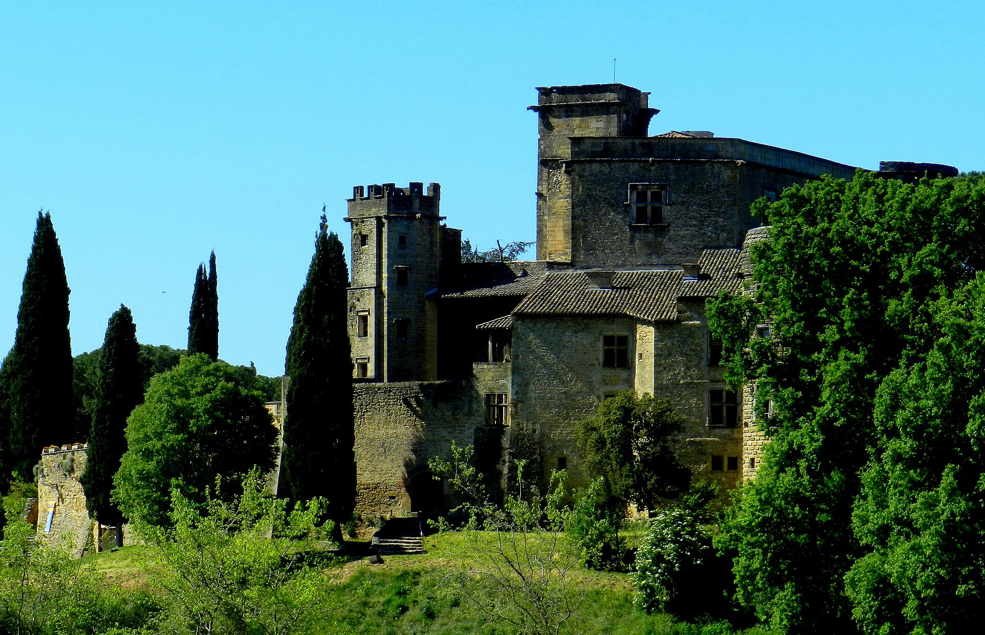 Château de Lourmarin (Lourmarin) Château de Lourmarin — château à Lourmarin, Vaucluse, intérieur, classé mh