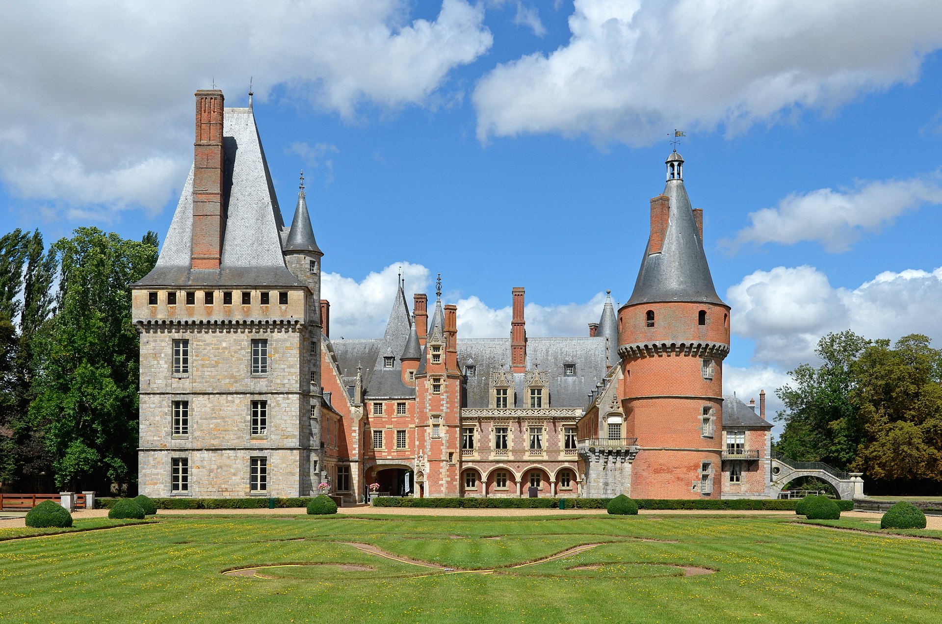 Château de Maintenon (Maintenon) Château de Maintenon — château à Maintenon, Eure-et-Loir, vue de nuit, classé mh