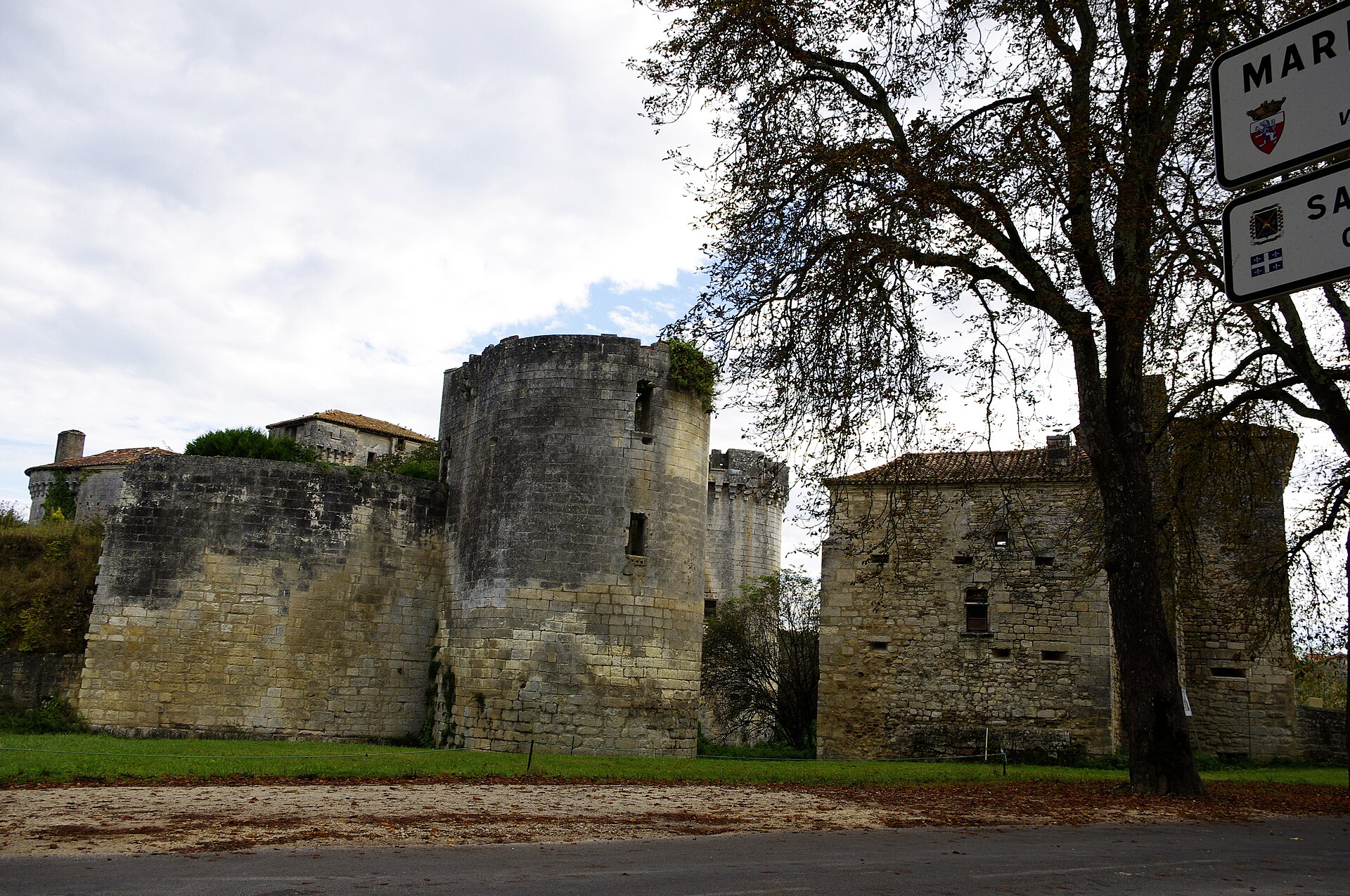 Château de Mareuil (Mareuil) Château de Mareuil — château à Mareuil, Dordogne, vue de nuit, inscrit mh