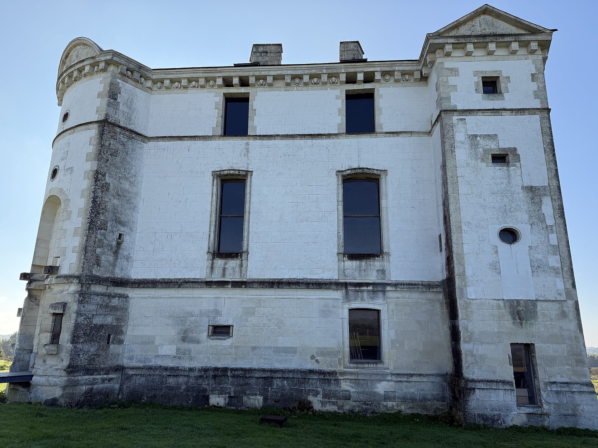 Château de Maulnes (Cruzy-le-Châtel) Château de Maulnes — château à Cruzy-le-Châtel, Yonne, façade, classé mh