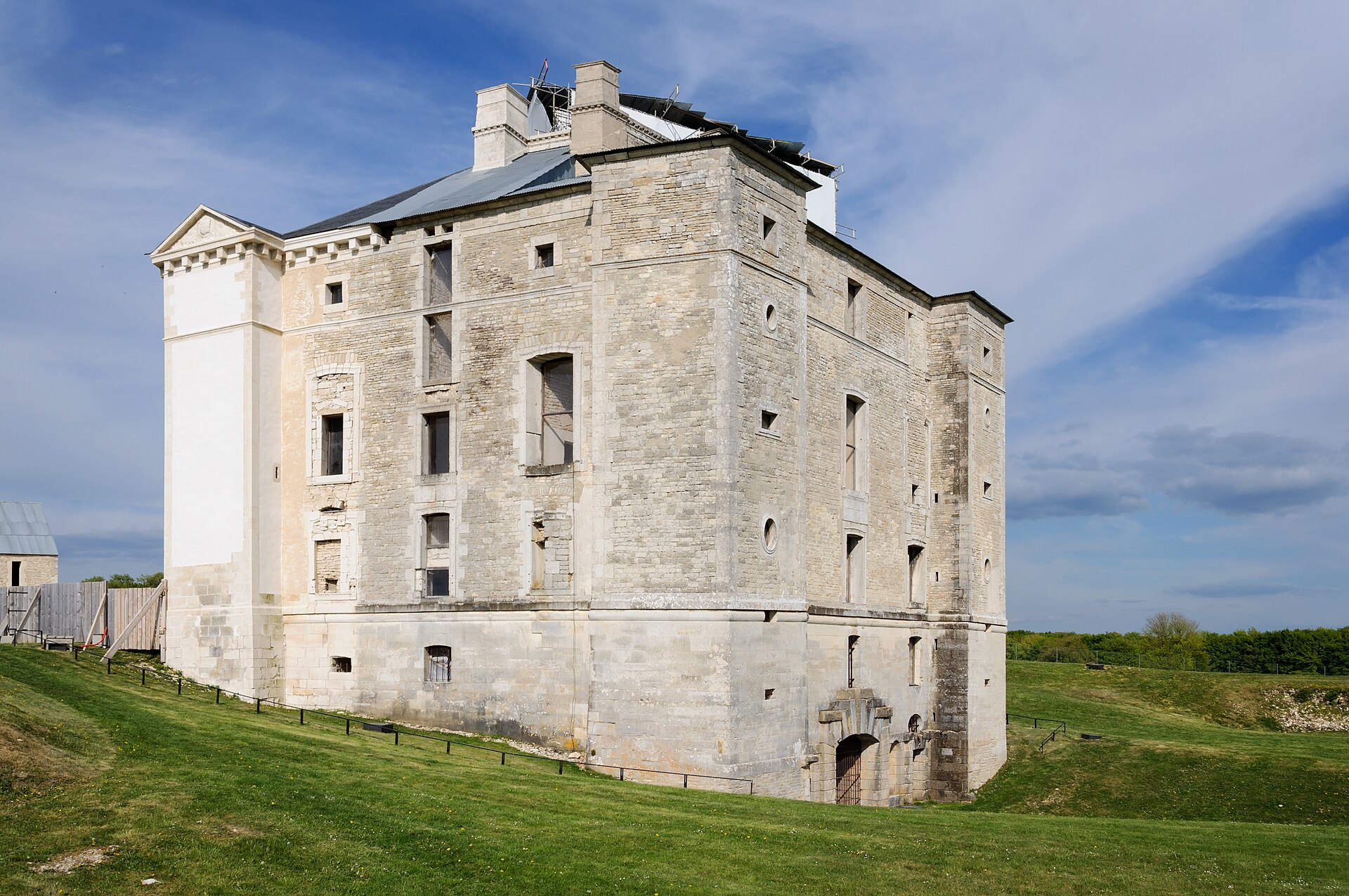 Château de Maulnes (Cruzy-le-Châtel) Château de Maulnes — château à Cruzy-le-Châtel, Yonne, vue de nuit, classé mh