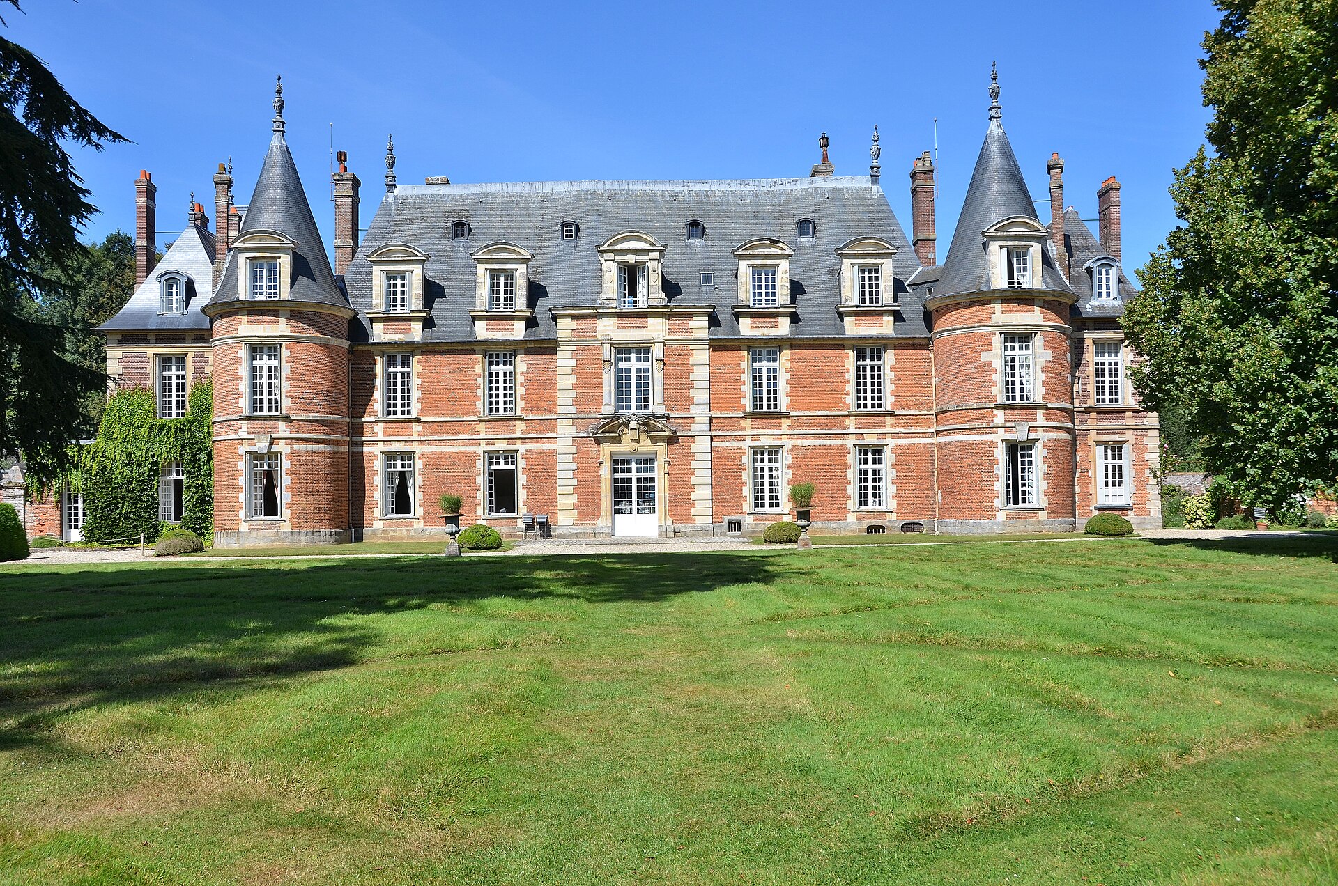 Château de Miromesnil (Tourville-sur-Arques) Château de Miromesnil — château à Tourville-sur-Arques, Seine-Maritime, vue de nuit, inscrit mh