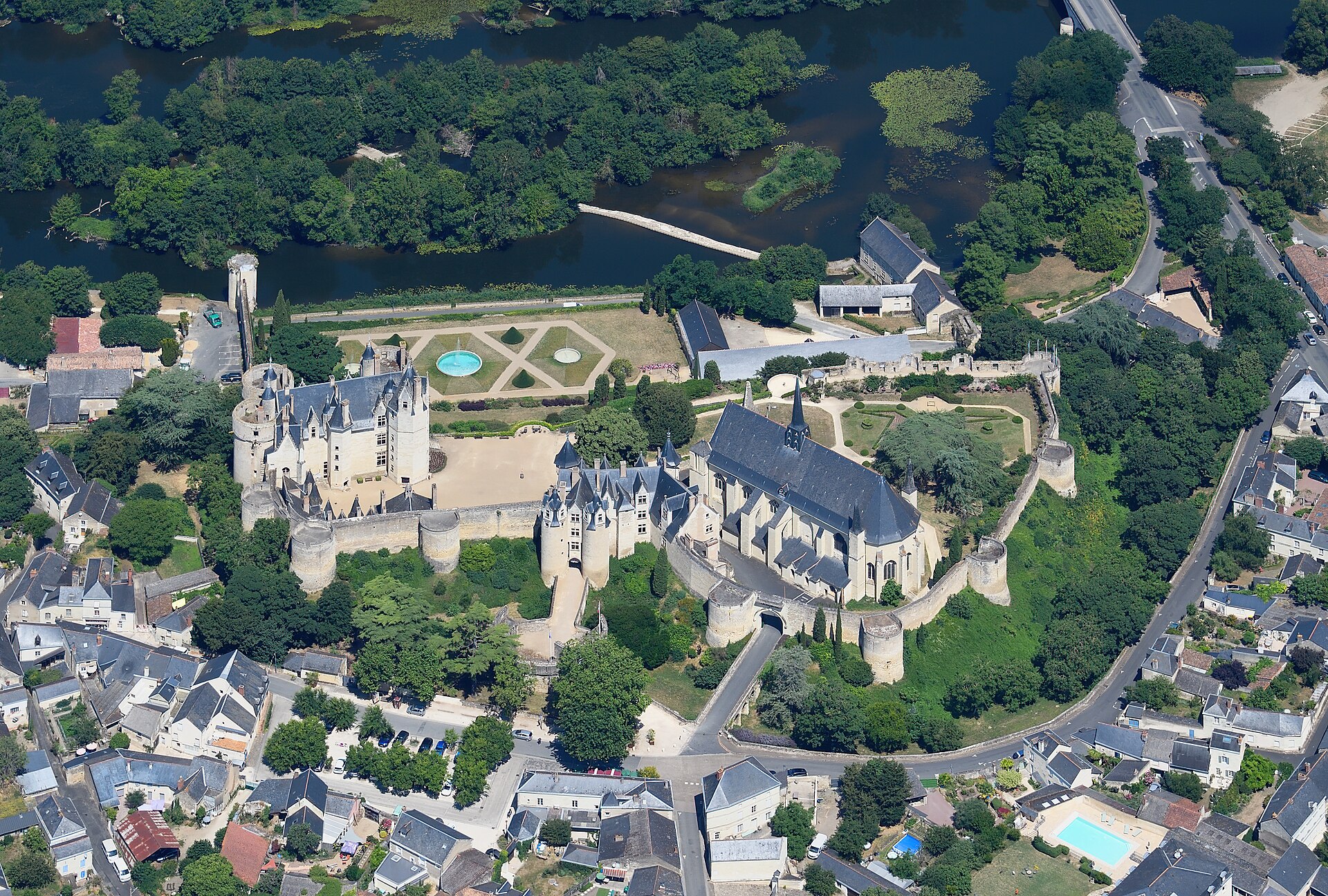 Château de Montreuil-Bellay (Montreuil-Bellay) Château de Montreuil-Bellay — château à Montreuil-Bellay, Maine-et-Loire, intérieur, classé mh