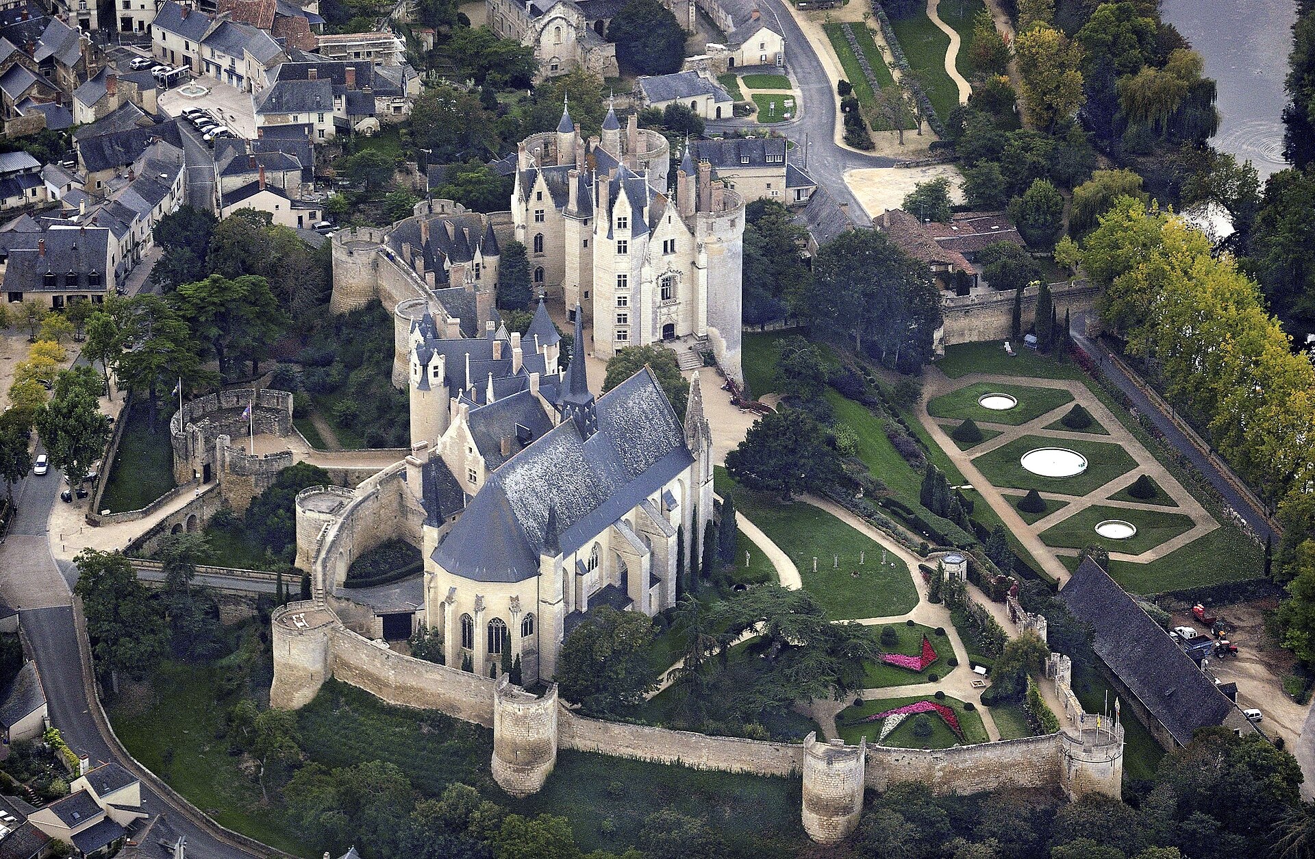 Château de Montreuil-Bellay (Montreuil-Bellay) Château de Montreuil-Bellay — château à Montreuil-Bellay, Maine-et-Loire, vue de nuit, classé mh