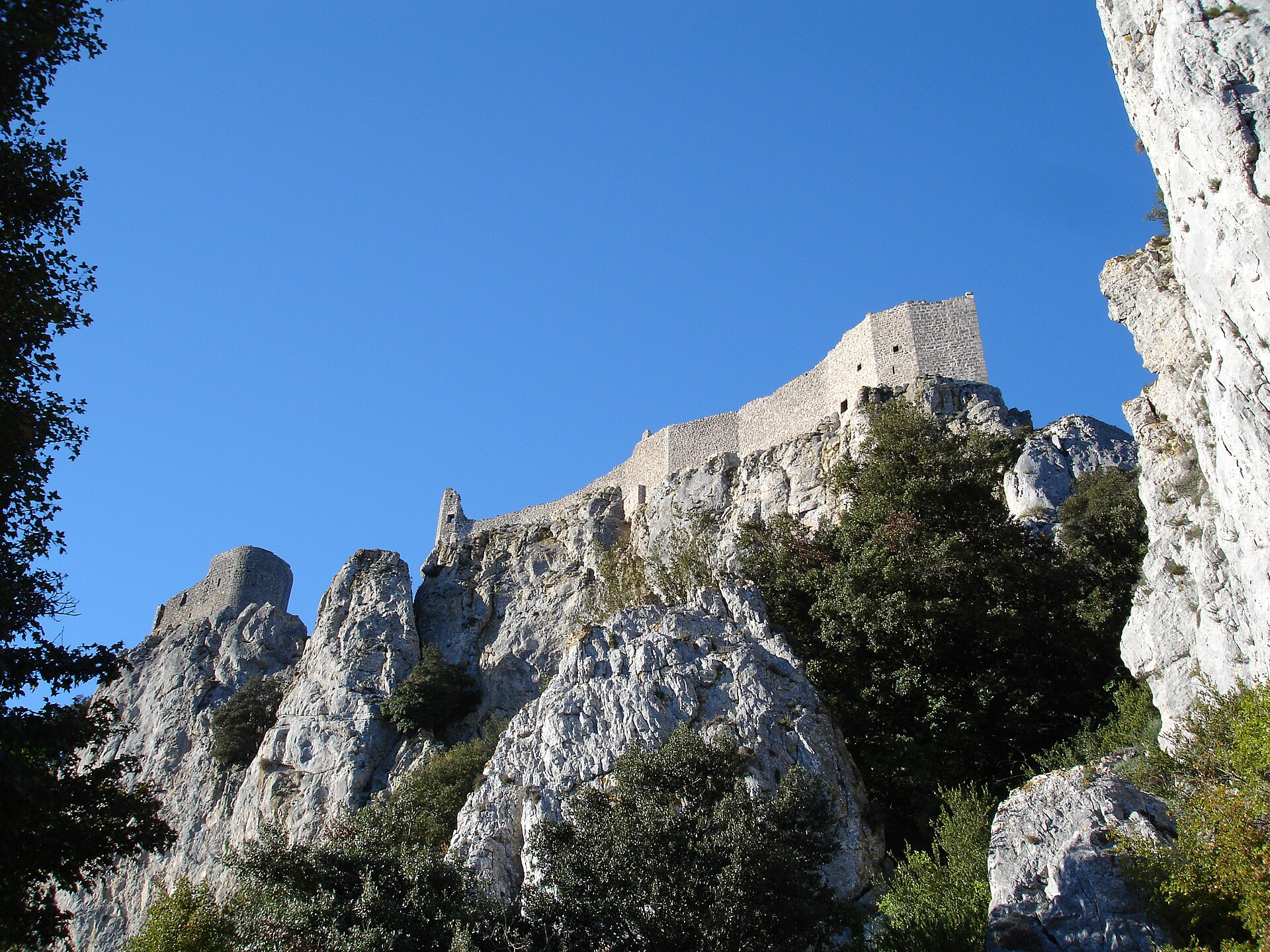 Château de Peyrepertuse (Duilhac-sous-Peyrepertuse) Château de Peyrepertuse — château à Duilhac-sous-Peyrepertuse, Aude, façade, classé mh