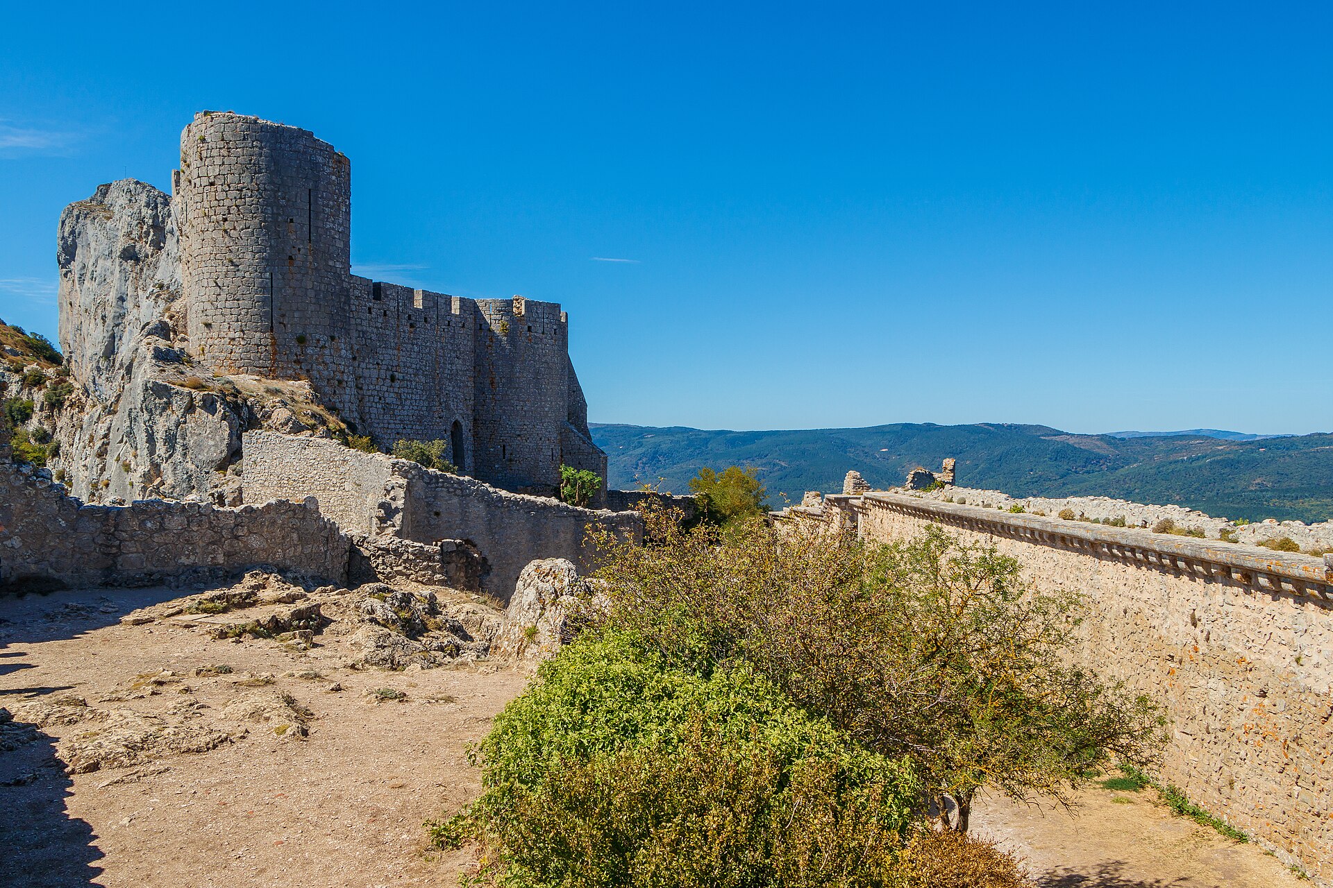 Château de Peyrepertuse (Duilhac-sous-Peyrepertuse) Château de Peyrepertuse — château à Duilhac-sous-Peyrepertuse, Aude, intérieur, classé mh