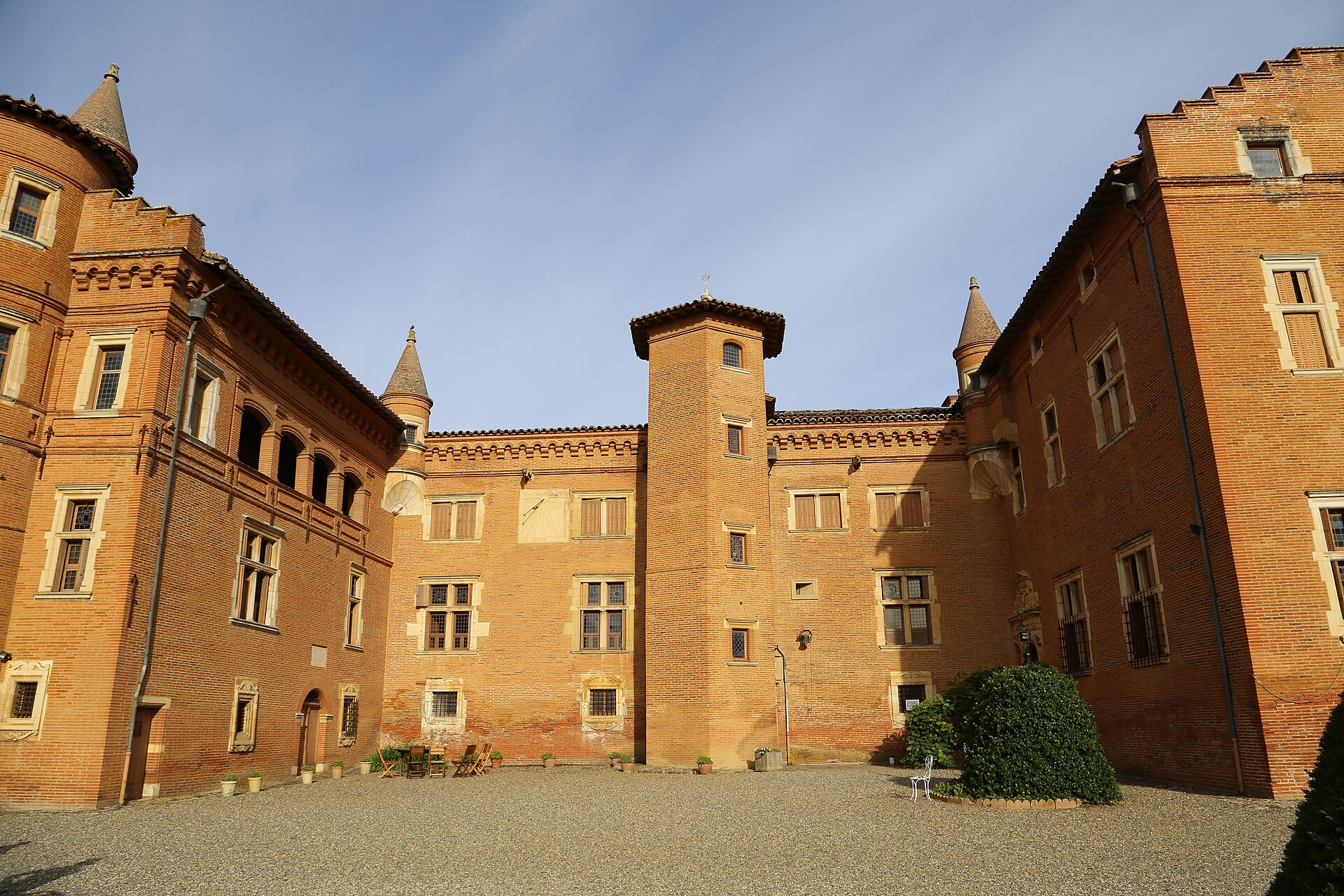 Château de Pibrac (Pibrac) Château de Pibrac — château à Pibrac, Haute-Garonne, façade, classé mh