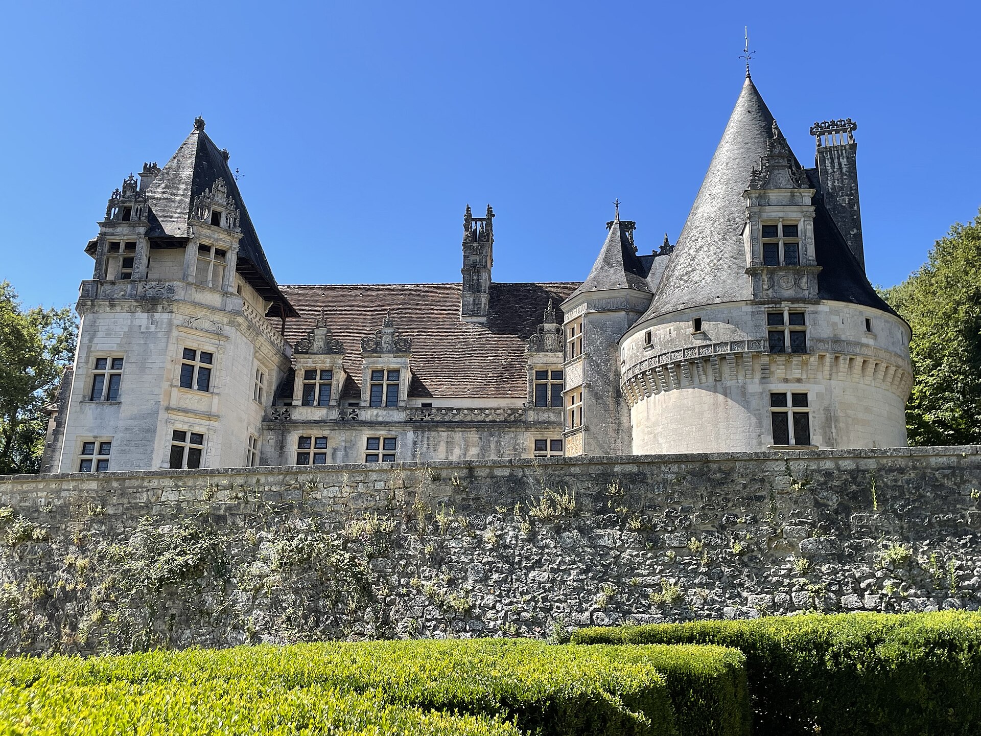 Château de Puyguilhem (Villars) Château de Puyguilhem — château à Villars, Dordogne, vue de nuit, classé mh