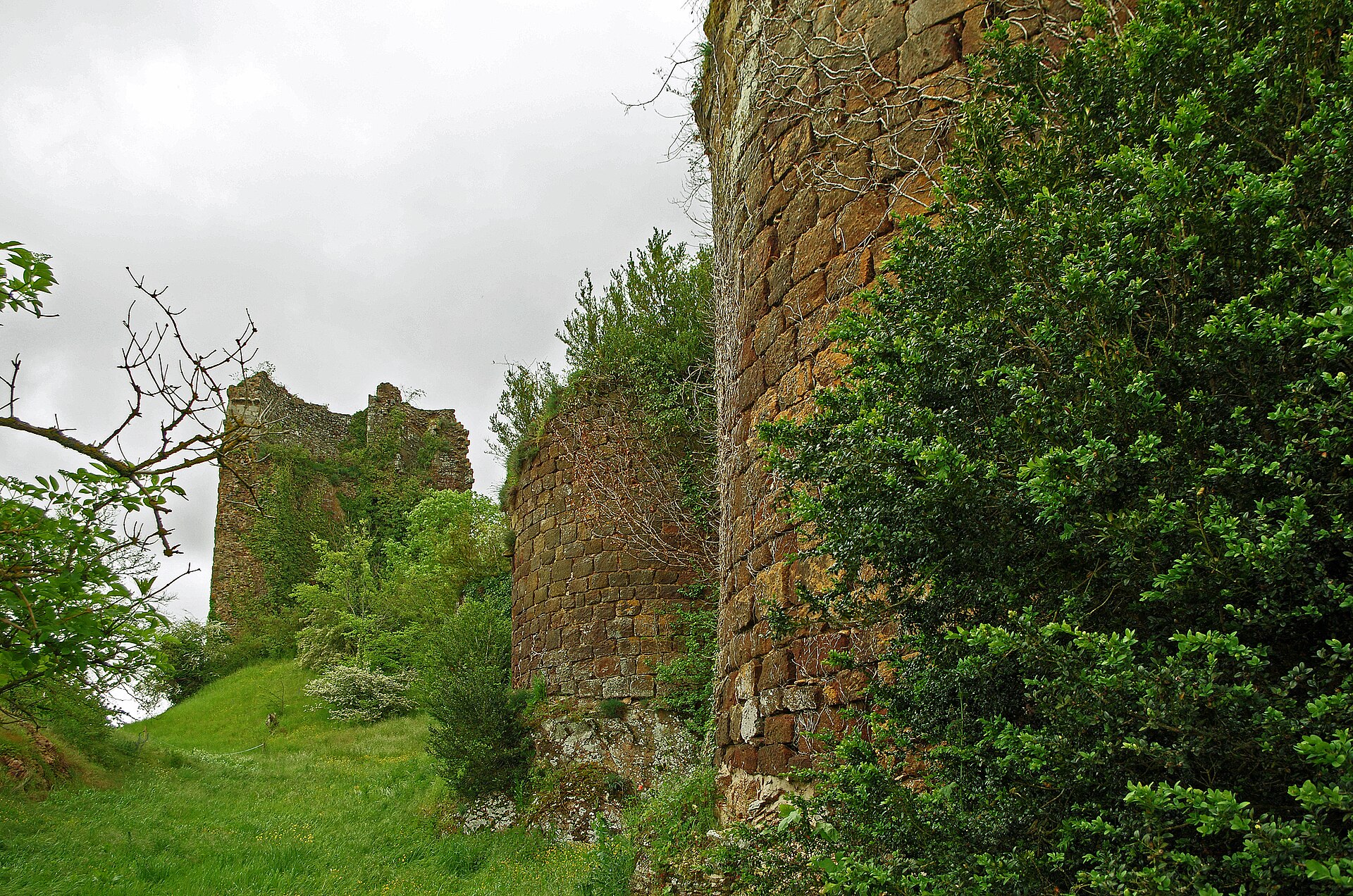 Château de Rochechouart — château à Rochechouart, Haute-Vienne, façade, classé mh