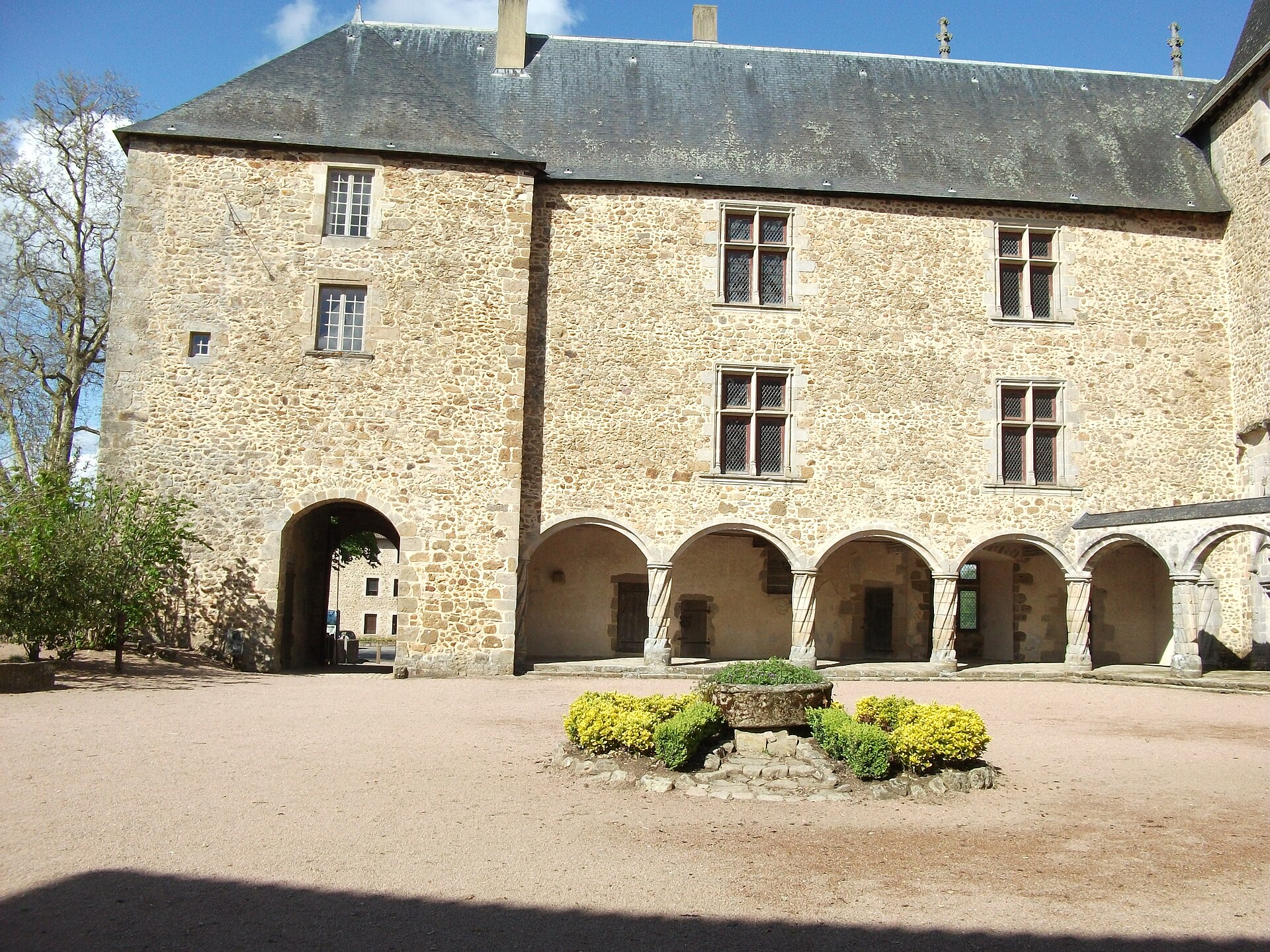 Château de Rochechouart — château à Rochechouart, Haute-Vienne, intérieur, classé mh