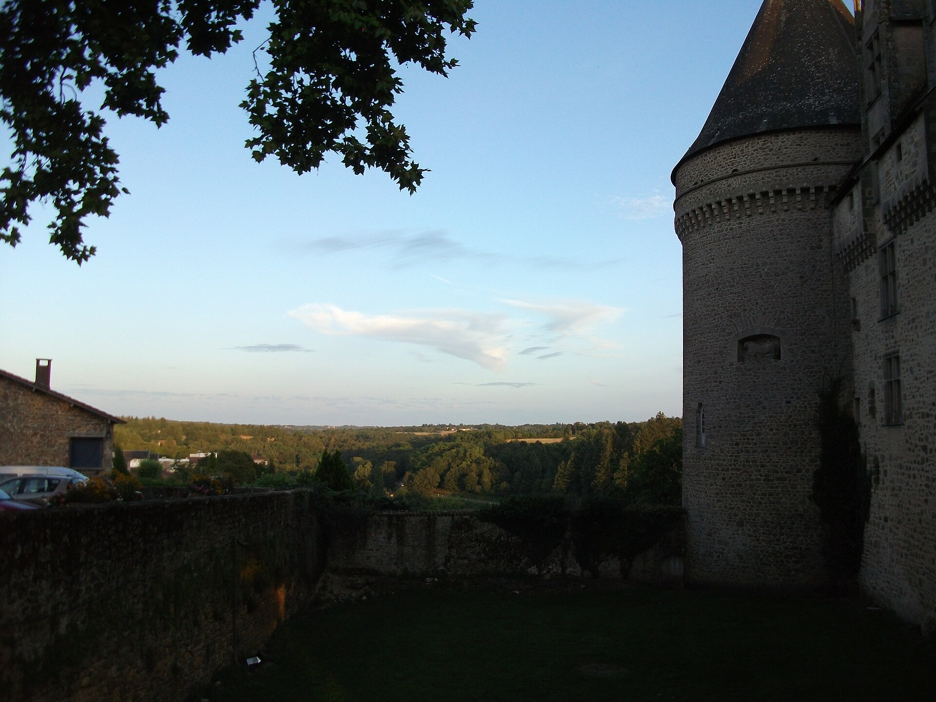 Château de Rochechouart — château à Rochechouart, Haute-Vienne, vue de nuit, classé mh