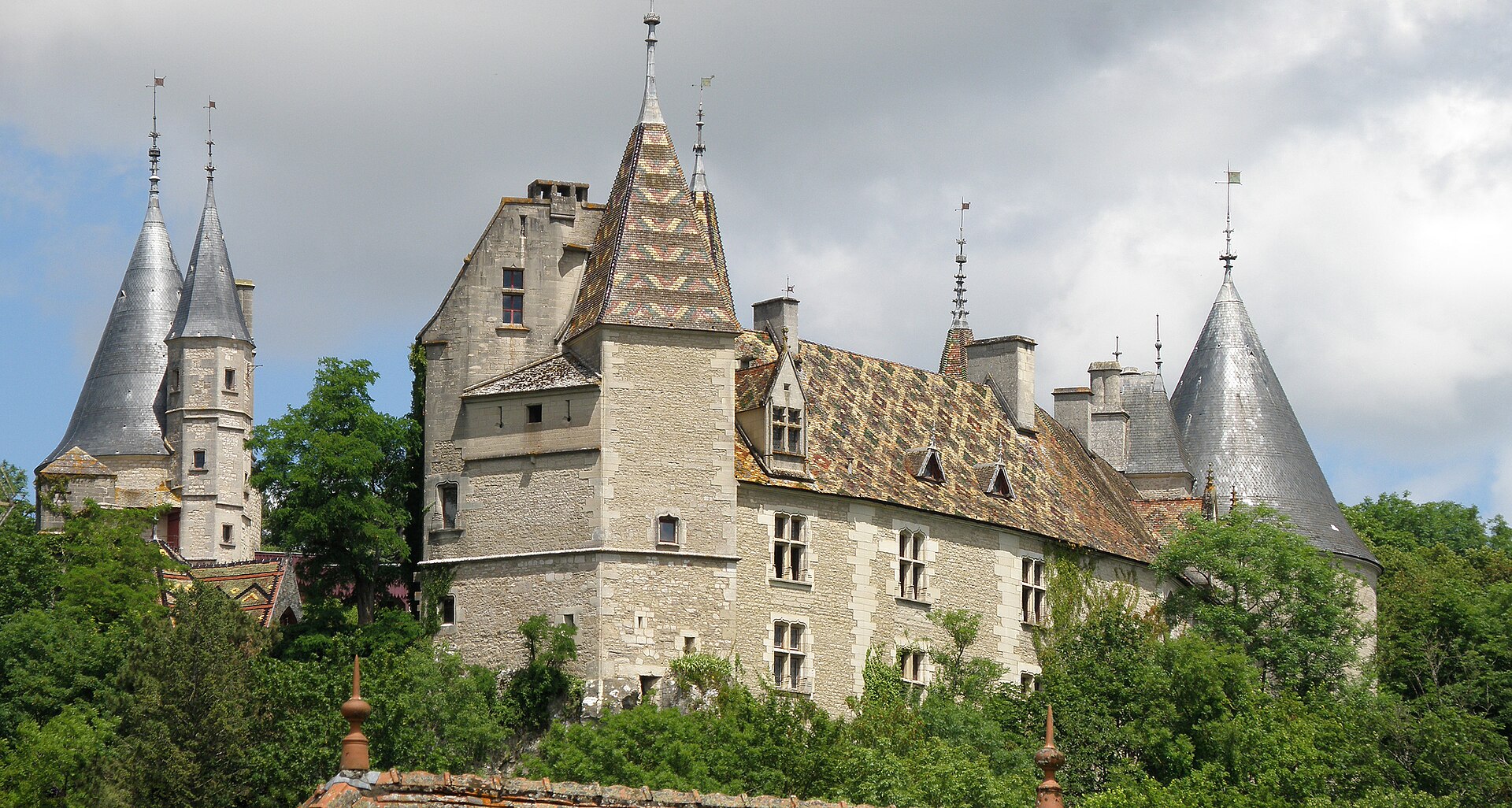 Château de Rochepot (La Rochepot) Château de Rochepot — château à La Rochepot, Côte-d'Or, intérieur, classé mh