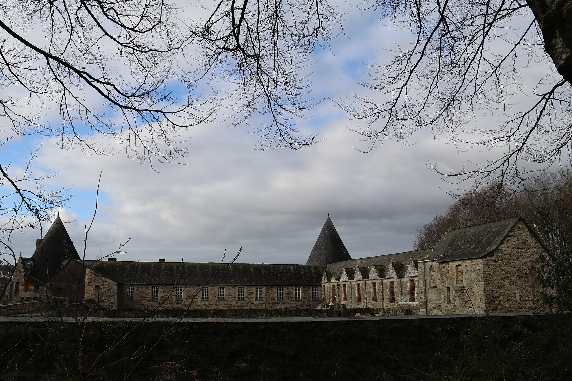 Château de Rohan (Pontivy) (Pontivy) Château de Rohan (Pontivy) — château à Pontivy, Morbihan, vue de nuit, classé mh