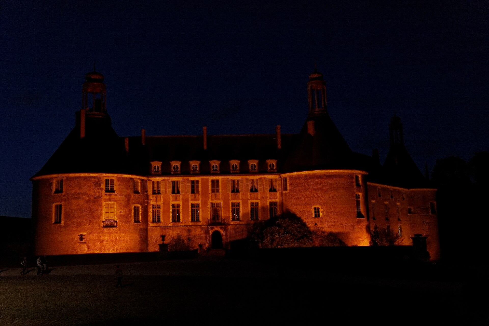 Château de Saint-Fargeau (Saint-Fargeau) Château de Saint-Fargeau — château à Saint-Fargeau, Yonne, vue de nuit, classé mh