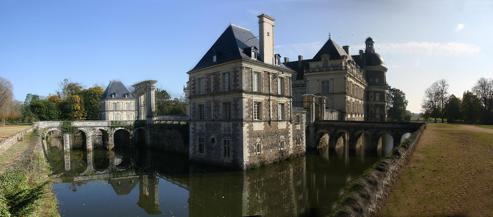 Château de Serrant (Saint-Georges-sur-Loire) Château de Serrant — château à Saint-Georges-sur-Loire, Maine-et-Loire, façade, classé mh