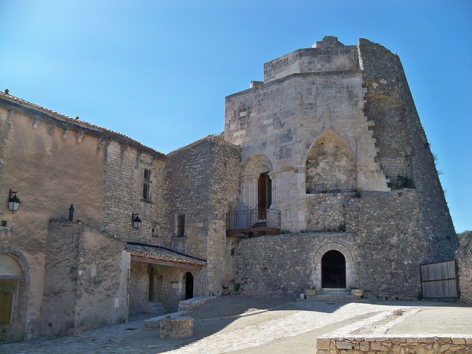 Château de Simiane-la-Rotonde (Simiane-la-Rotonde) Château de Simiane-la-Rotonde — château à Simiane-la-Rotonde, Alpes-de-Haute-Provence, façade, classé mh