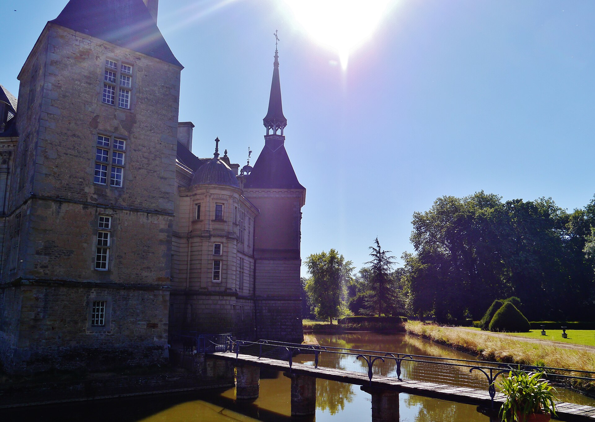 Château de Sully (Saône-et-Loire) (Sully) Château de Sully (Saône-et-Loire) — château à Sully, Saône-et-Loire, façade, classé mh