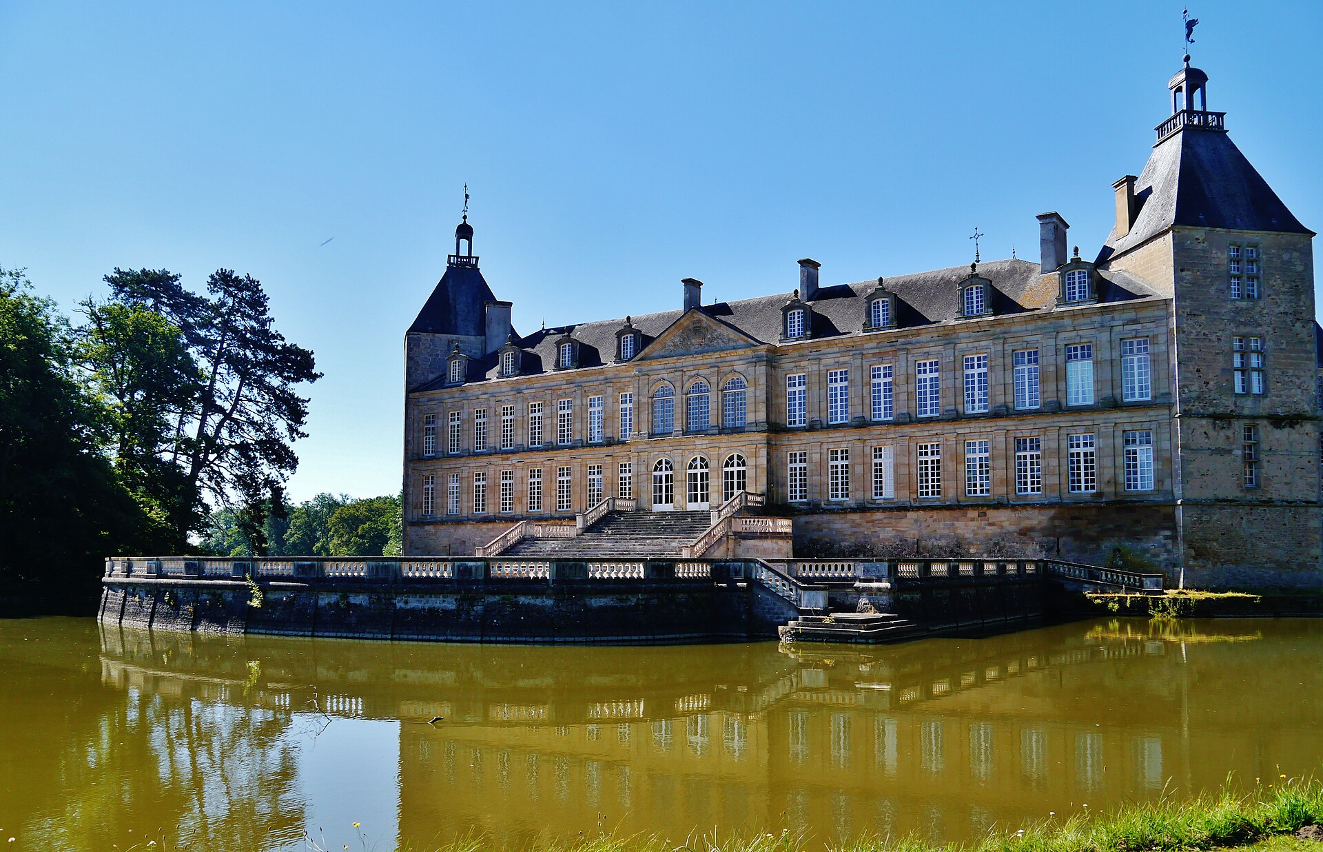 Château de Sully (Saône-et-Loire) (Sully) Château de Sully (Saône-et-Loire) — château à Sully, Saône-et-Loire, intérieur, classé mh
