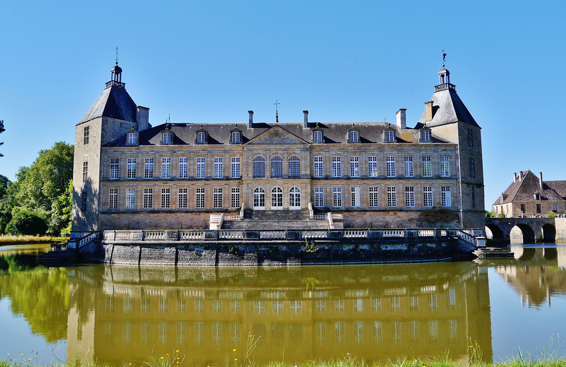Château de Sully (Saône-et-Loire) (Sully) Château de Sully (Saône-et-Loire) — château à Sully, Saône-et-Loire, vue de nuit, classé mh