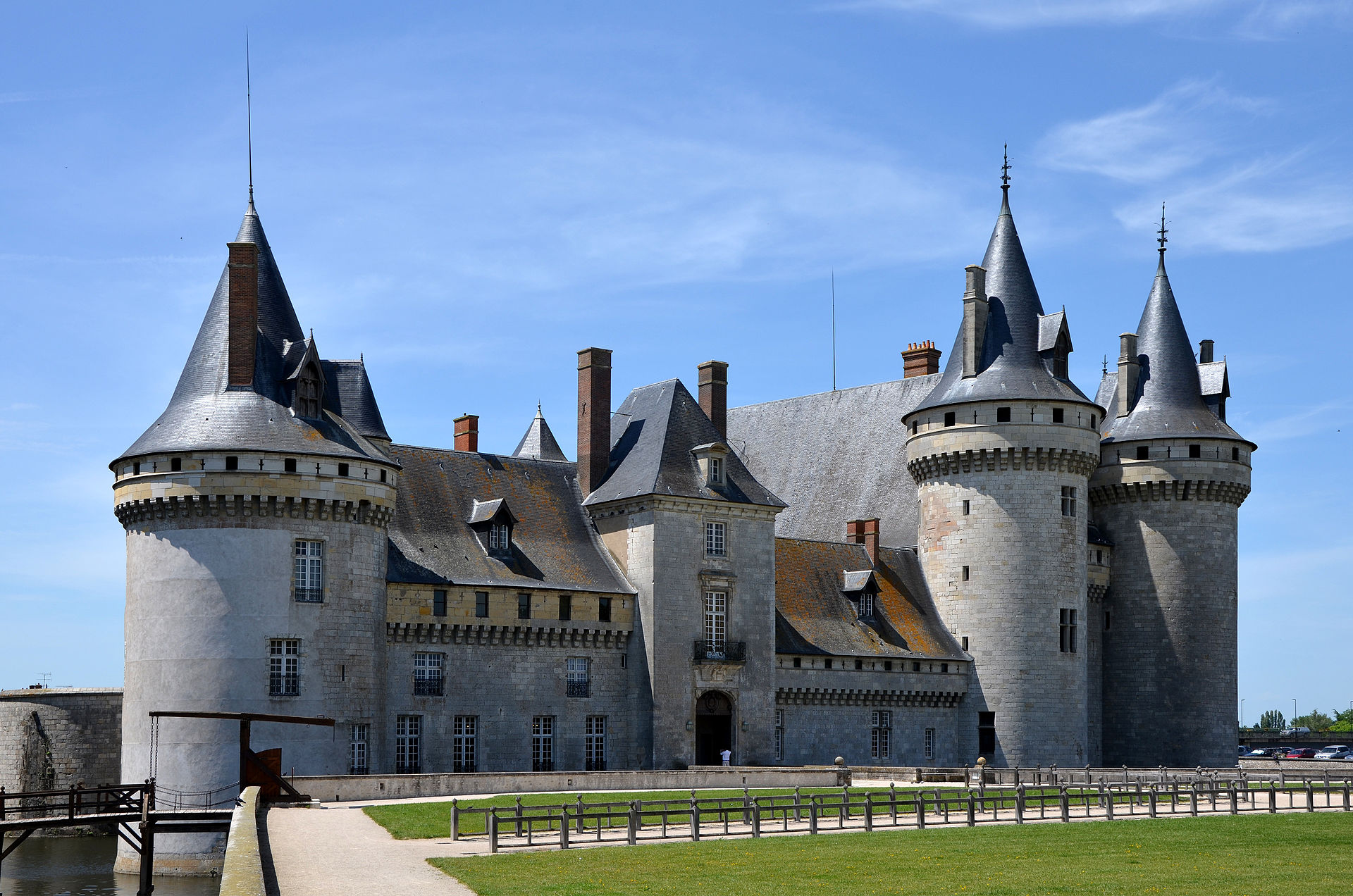 Château de Sully-sur-Loire (Sully-sur-Loire) Château de Sully-sur-Loire — château à Sully-sur-Loire, Loiret, façade, classé mh