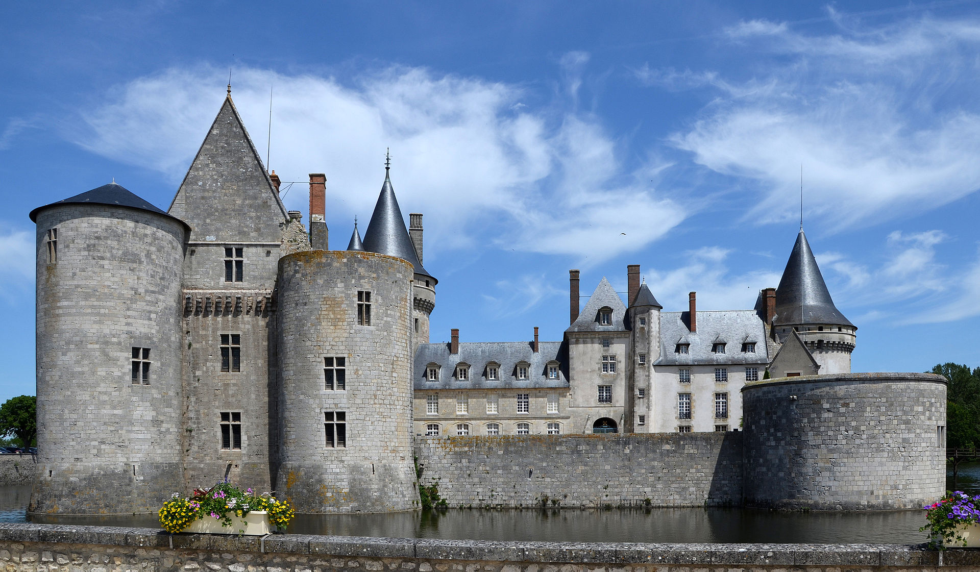 Château de Sully-sur-Loire (Sully-sur-Loire) Château de Sully-sur-Loire — château à Sully-sur-Loire, Loiret, vue de nuit, classé mh