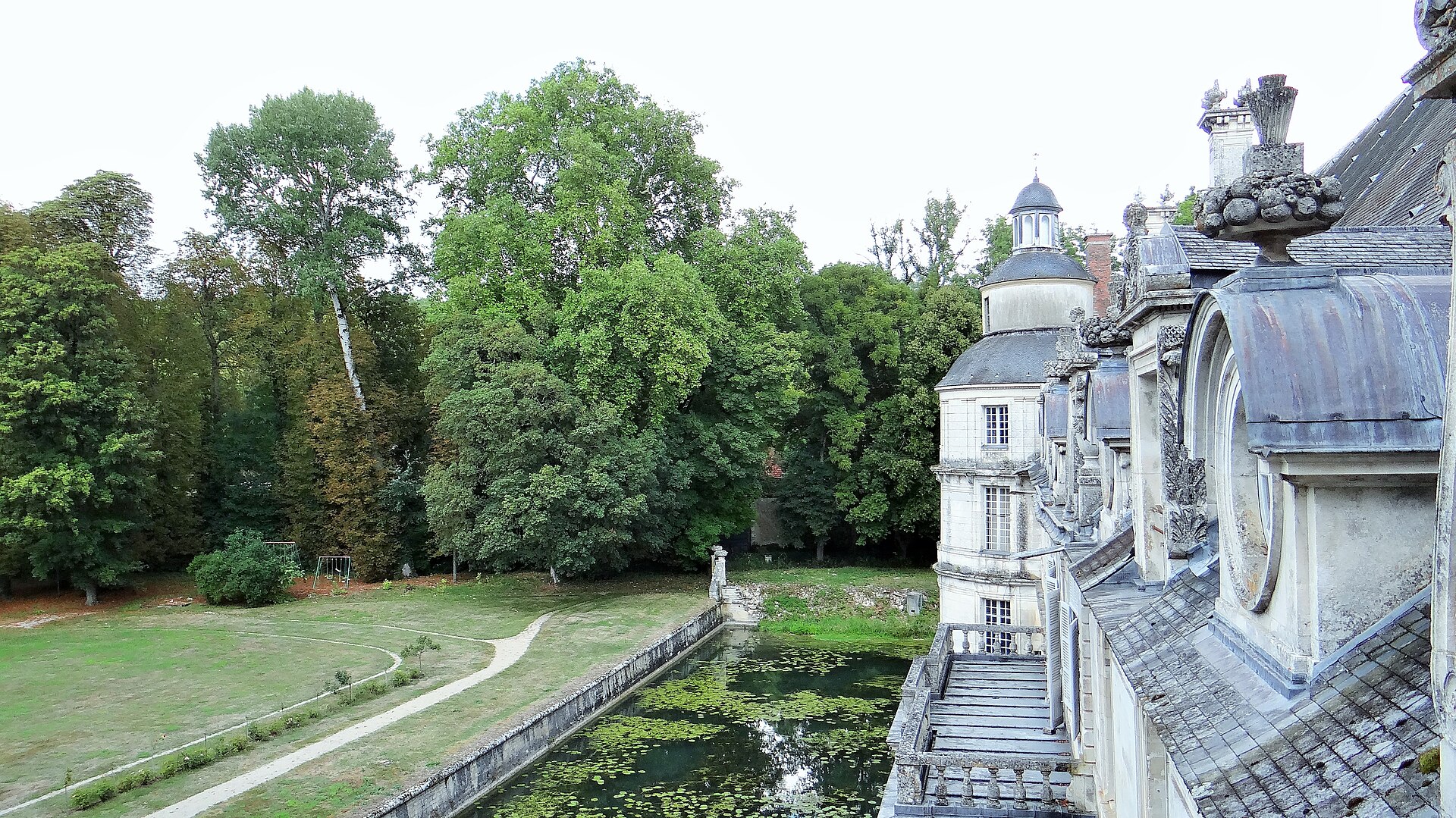 Château de Tanlay — château à Tanlay, Yonne, vue de nuit, classé mh