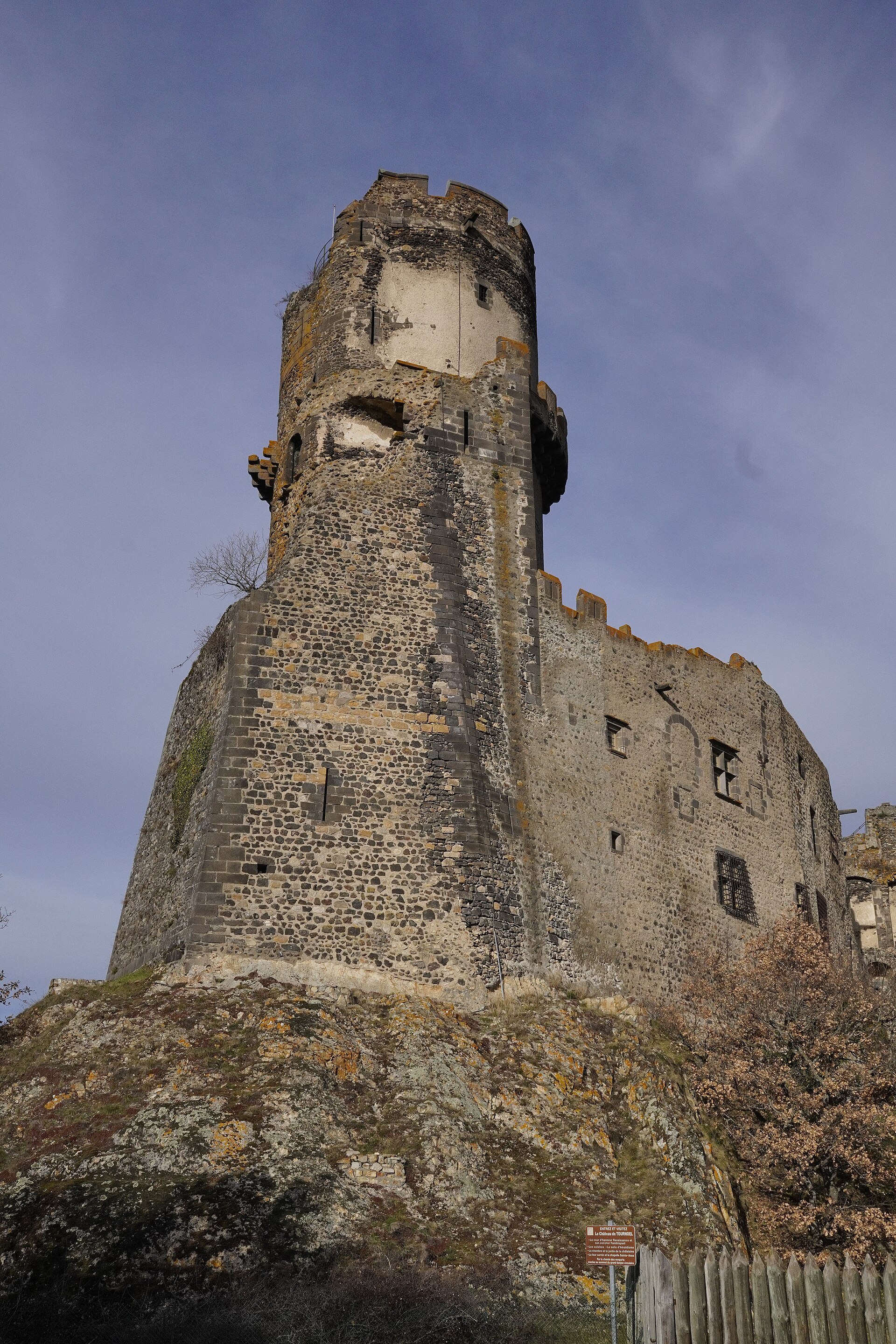 Château de Tournoel (Volvic) Château de Tournoel — château à Volvic, Puy-de-Dôme, façade, classé mh