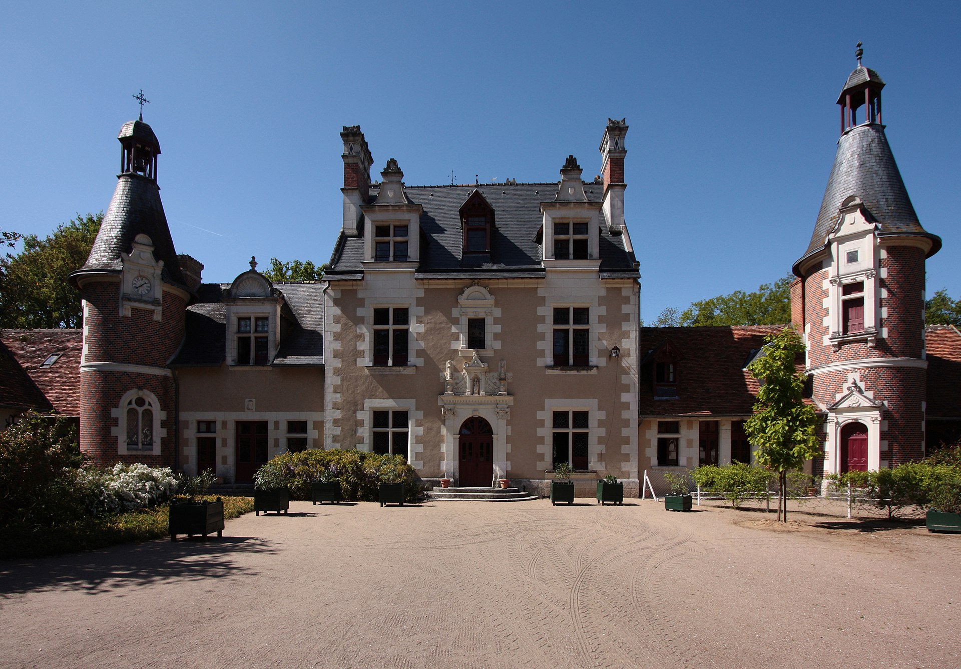 Château de Troussay (Cheverny) Château de Troussay — château à Cheverny, Loir-et-Cher, intérieur, inscrit mh