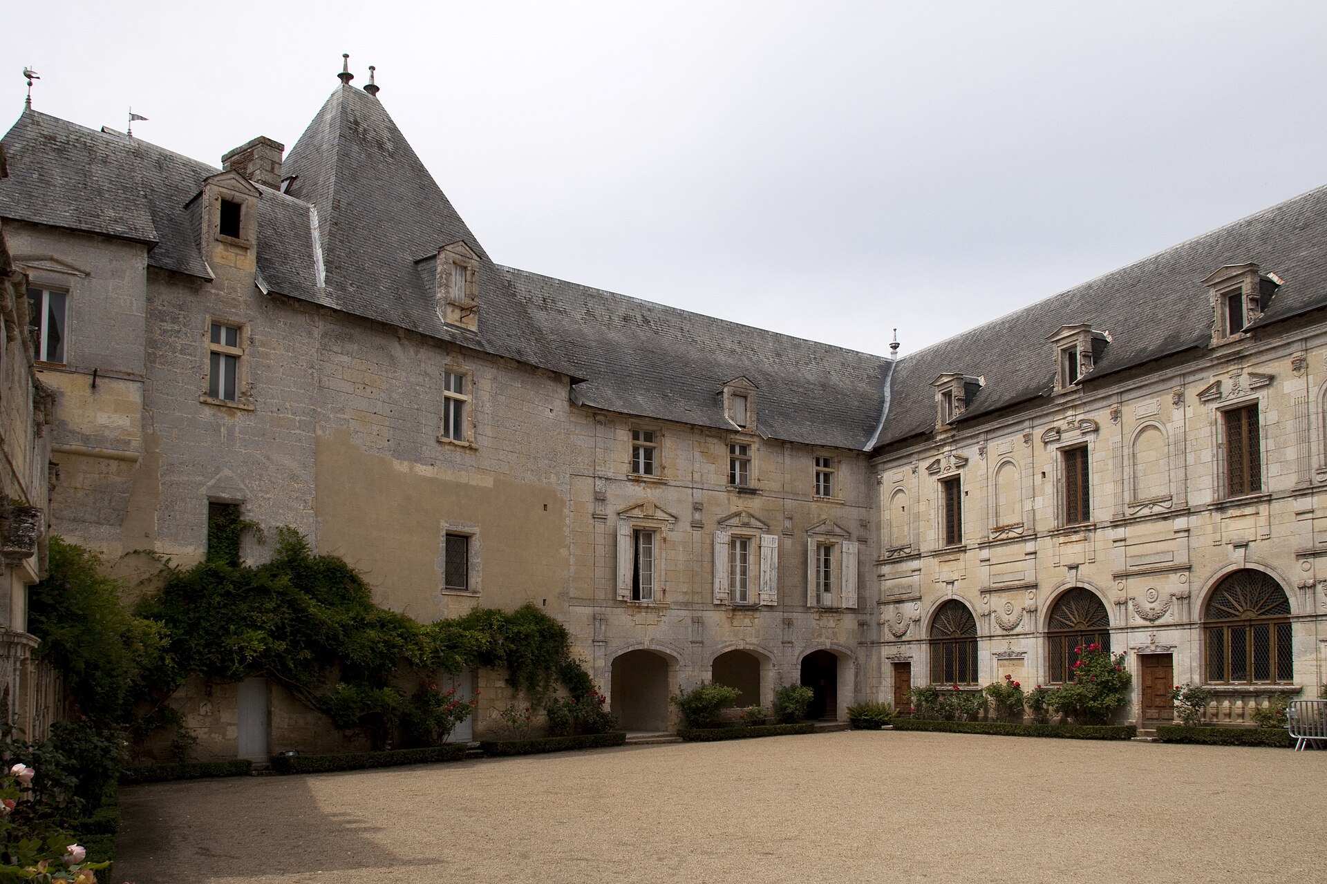 Château de Vayres (Vayres) Château de Vayres — château à Vayres, Gironde, intérieur, classé mh
