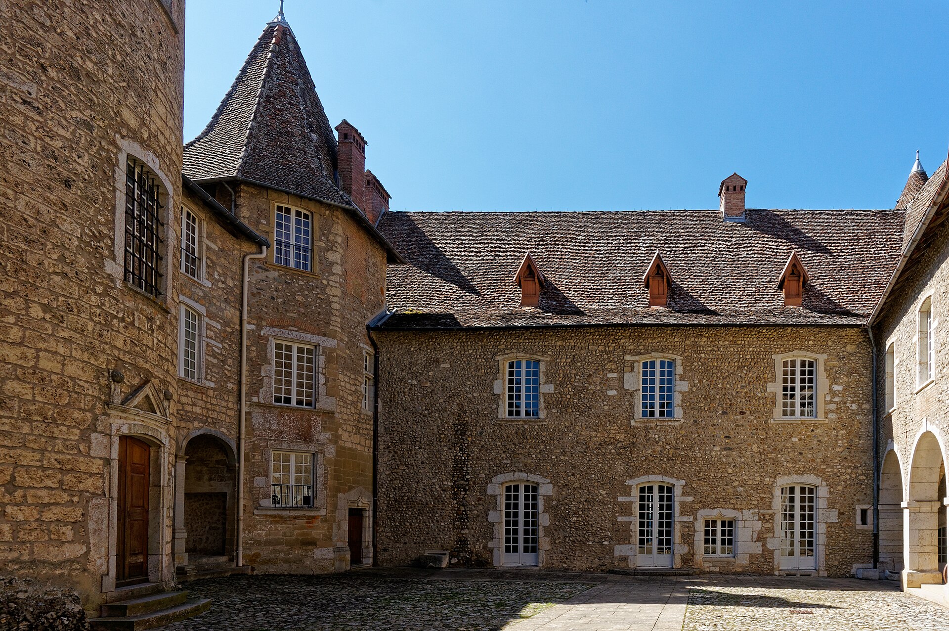 Château de Virieu (Virieu) Château de Virieu — château à Virieu, Isère, vue de nuit, inscrit mh