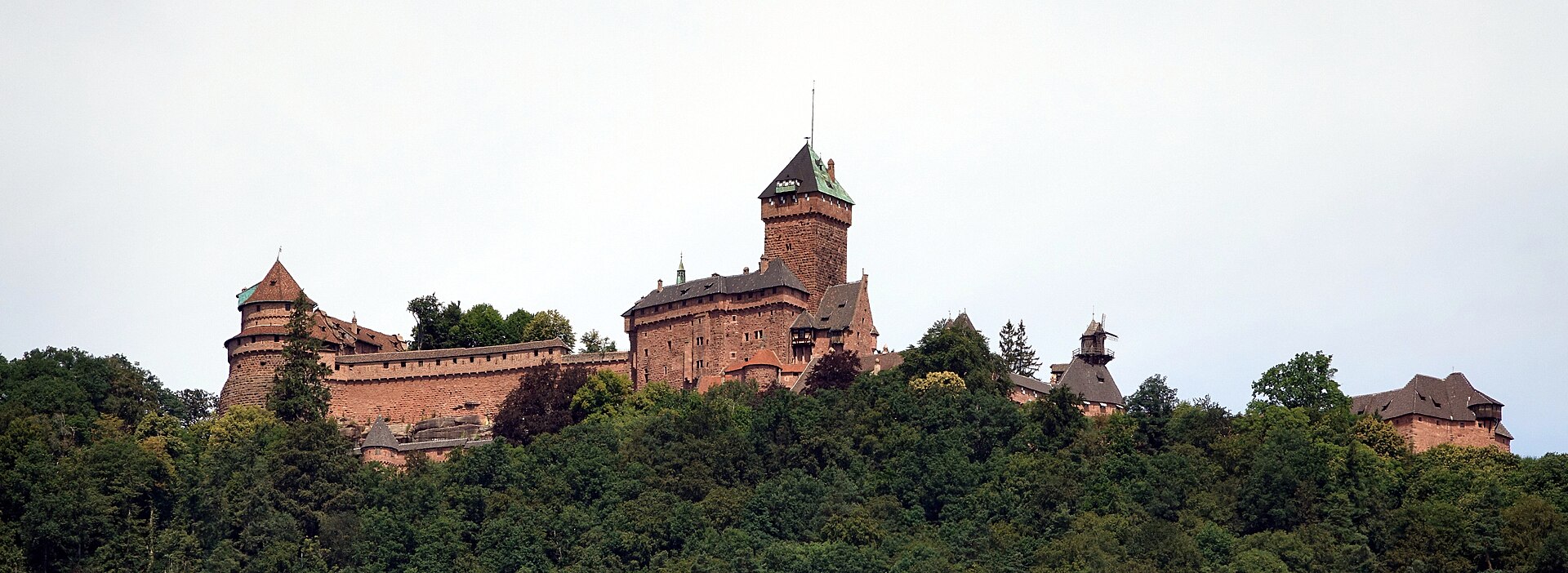 Château du Haut-Koenigsbourg (Orschwiller) Château du Haut-Koenigsbourg — château à Orschwiller, Bas-Rhin, vue de nuit, classé mh