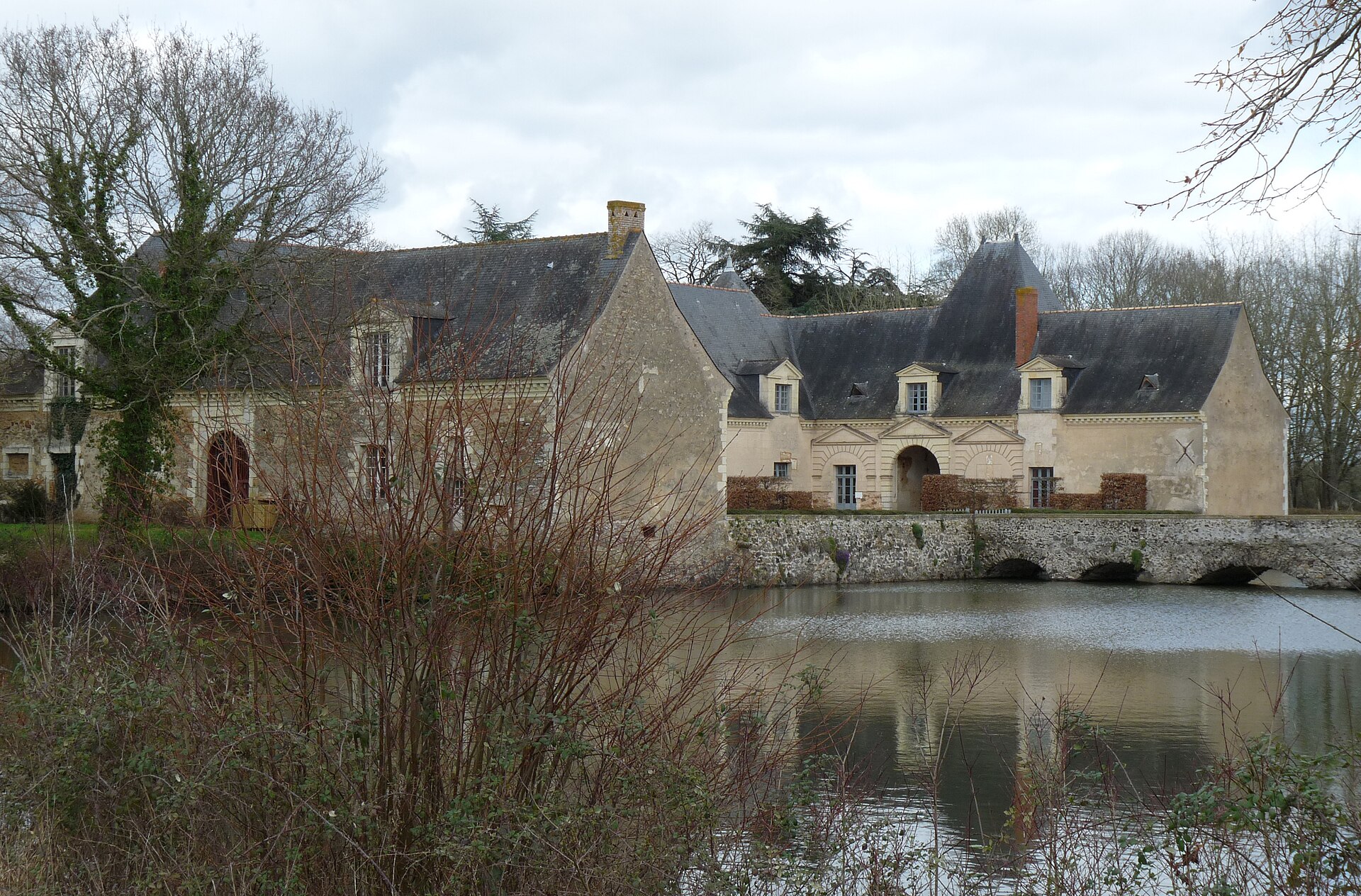 Château du Plessis-Bourré (Écuillé) Château du Plessis-Bourré — château à Écuillé, Maine-et-Loire, intérieur, classé mh