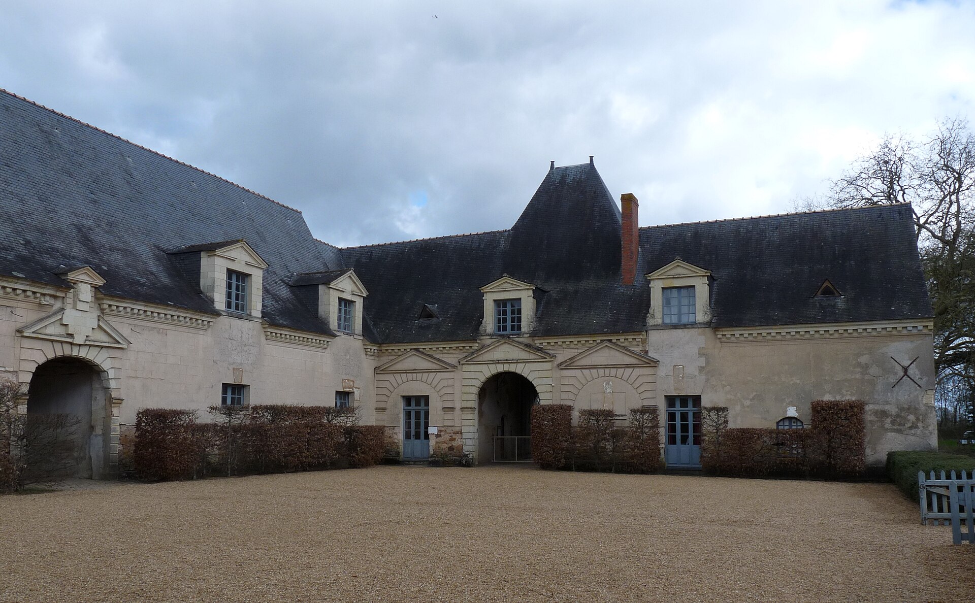 Château du Plessis-Bourré (Écuillé) Château du Plessis-Bourré — château à Écuillé, Maine-et-Loire, vue de nuit, classé mh
