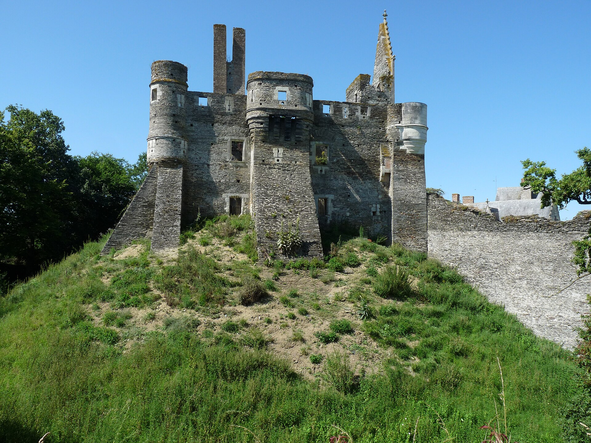 Château du Plessis-Macé (Longuenée-en-Anjou) Château du Plessis-Macé — château à Longuenée-en-Anjou, Maine-et-Loire, intérieur, classé mh