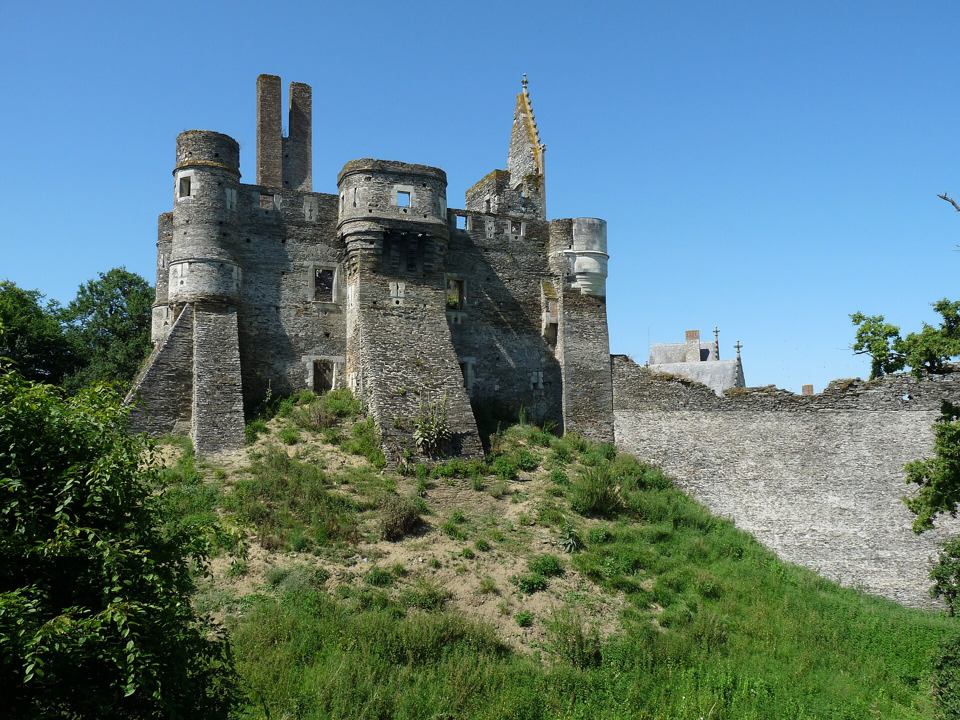 Château du Plessis-Macé (Longuenée-en-Anjou) Château du Plessis-Macé — château à Longuenée-en-Anjou, Maine-et-Loire, vue de nuit, classé mh