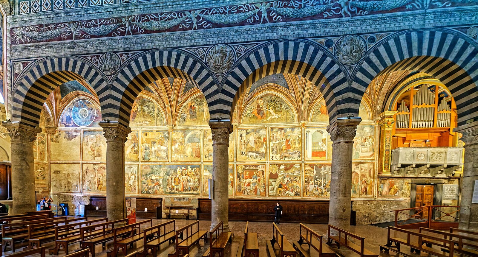Intérieur de La Collégiale de San Gimignano et la chapelle Santa Fina