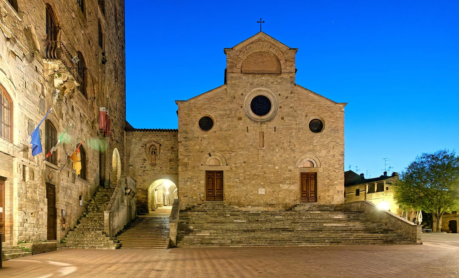 La Collégiale de San Gimignano et la chapelle Santa Fina dans son environnement