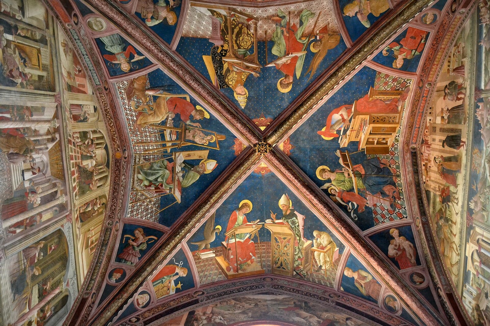 Intérieur de Le Duomo d'Atri et les fresques d'Andrea De Litio