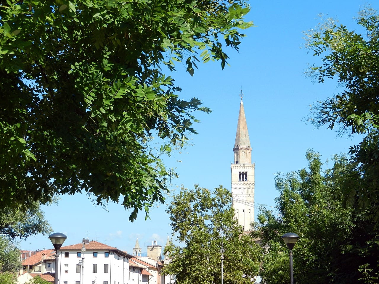 Le Duomo de Pordenone (Il Pordenone) dans son environnement