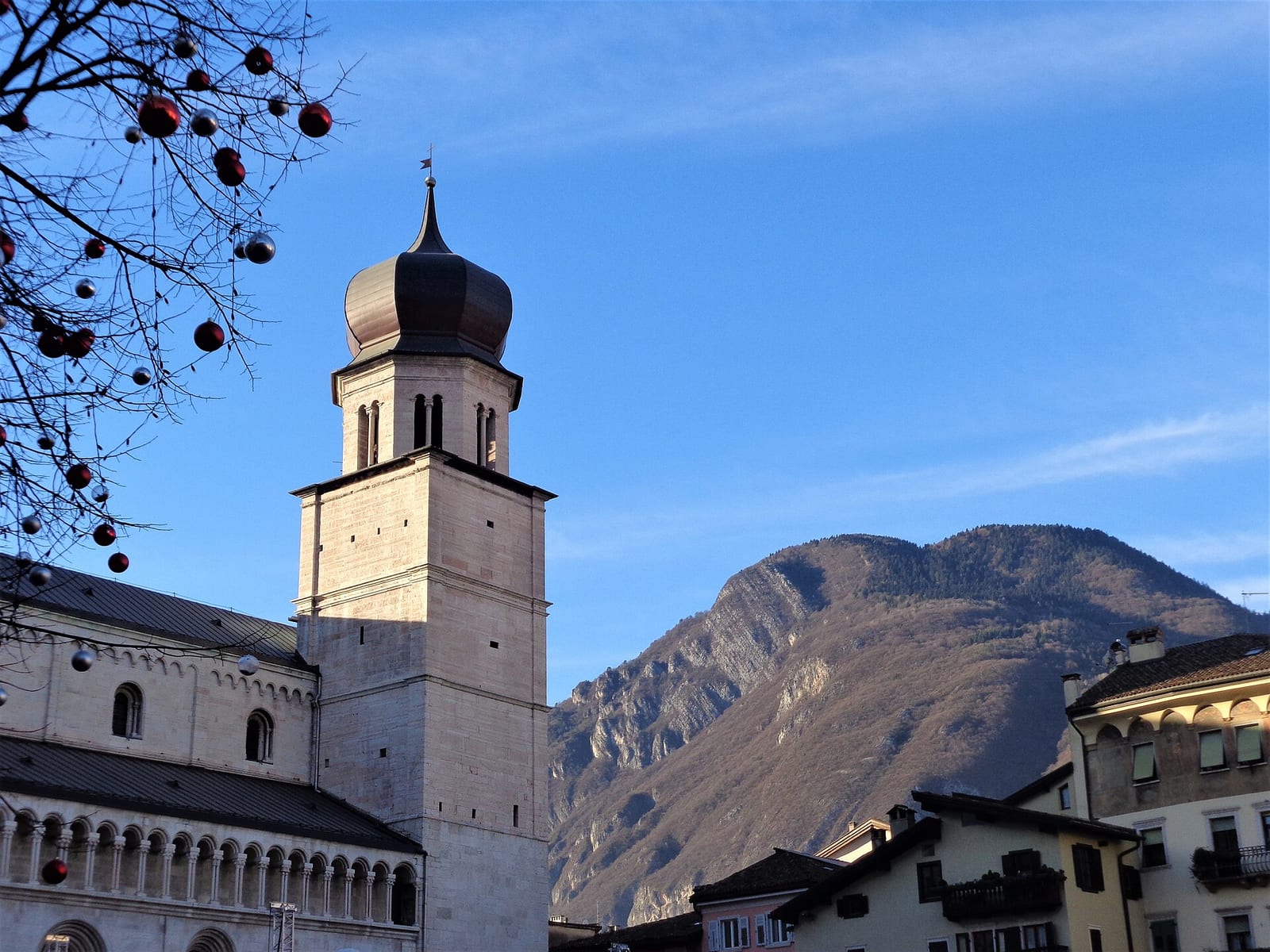 Le Duomo San Vigilio de Trente (les sessions du Concile) dans son environnement