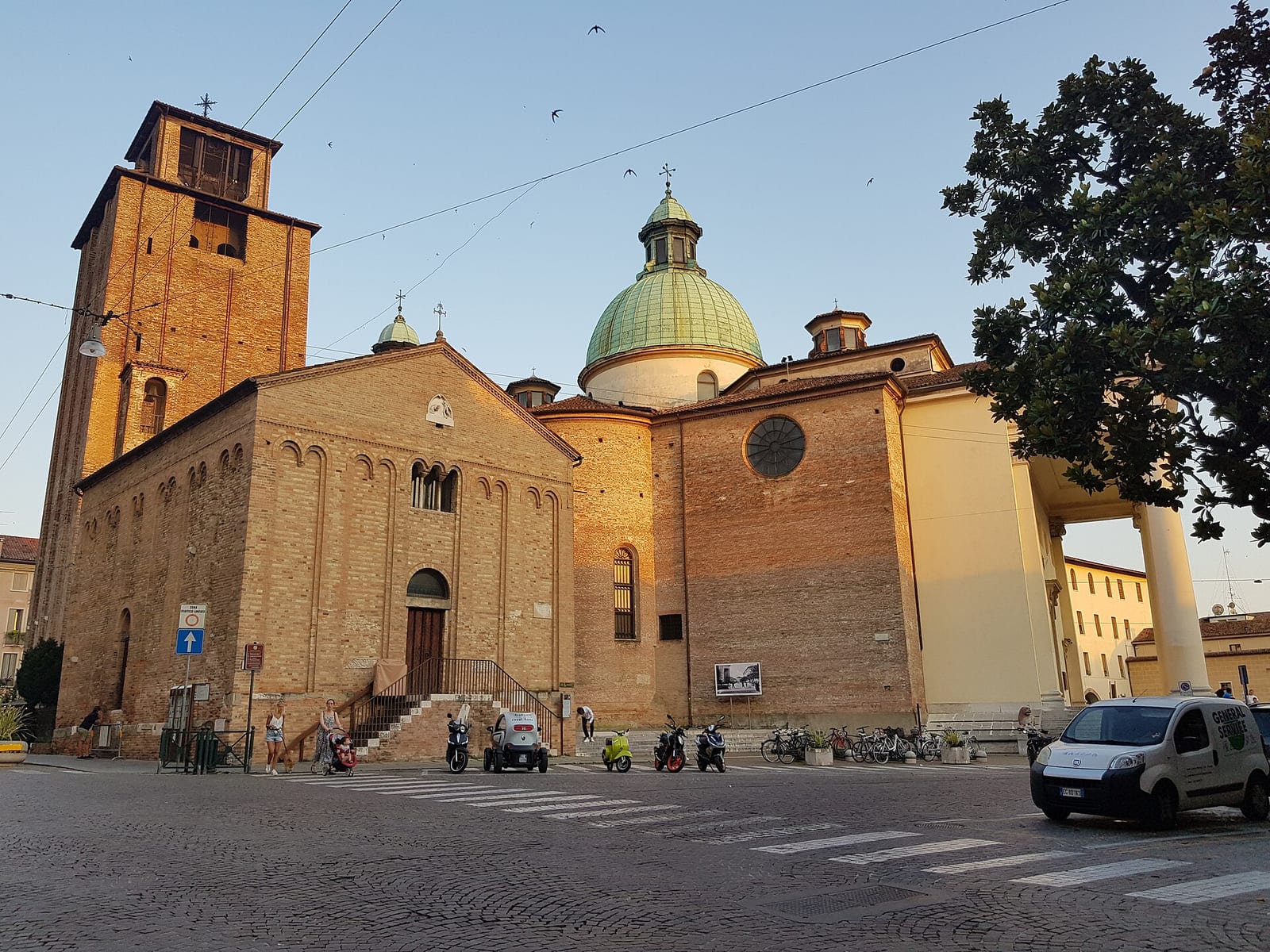 Le Duomo de Trévise (Cappella Malchiostro : Titien, Pordenone) dans son environnement