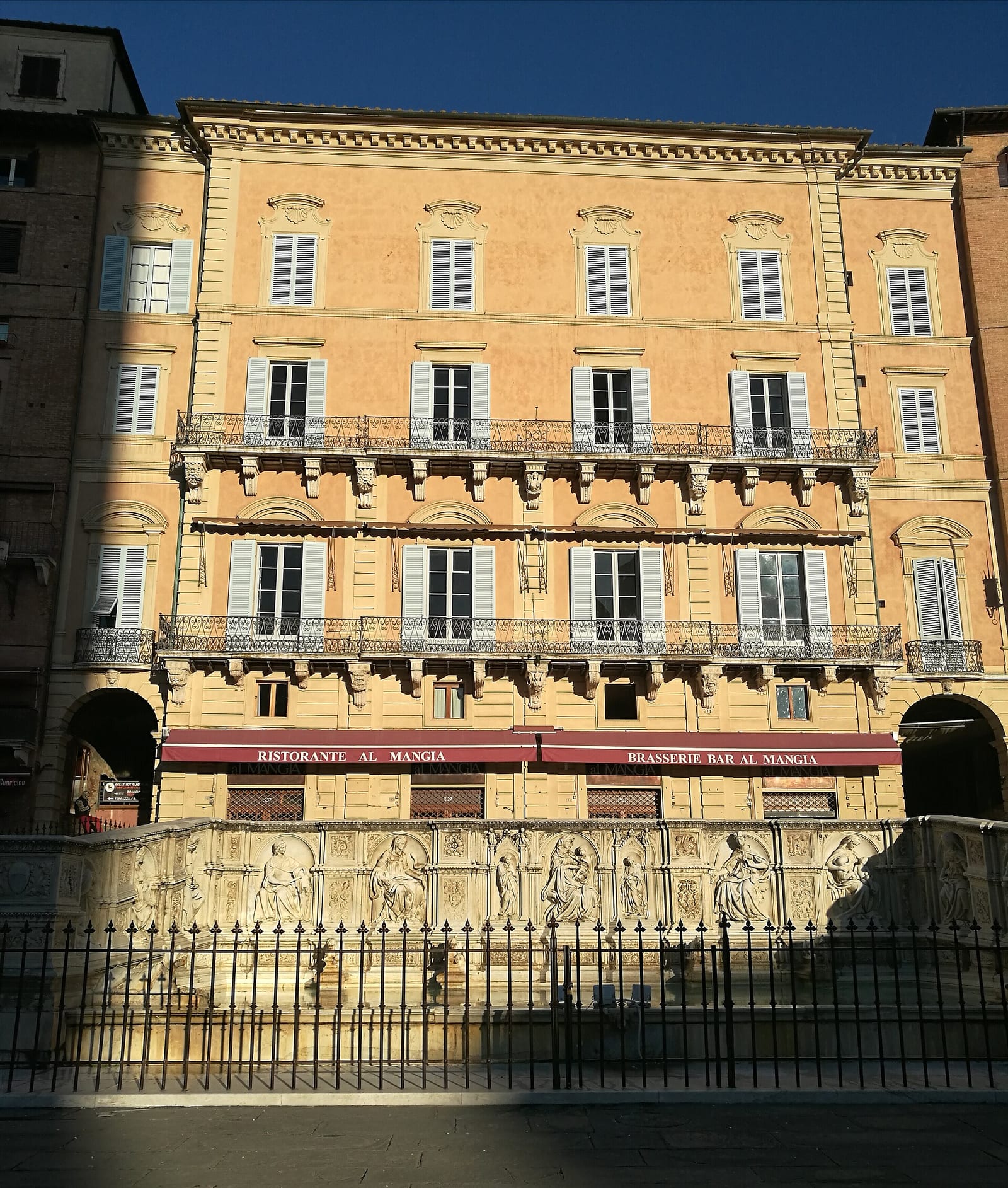 Façade de La Fontaine Gaia (Fonte Gaia)