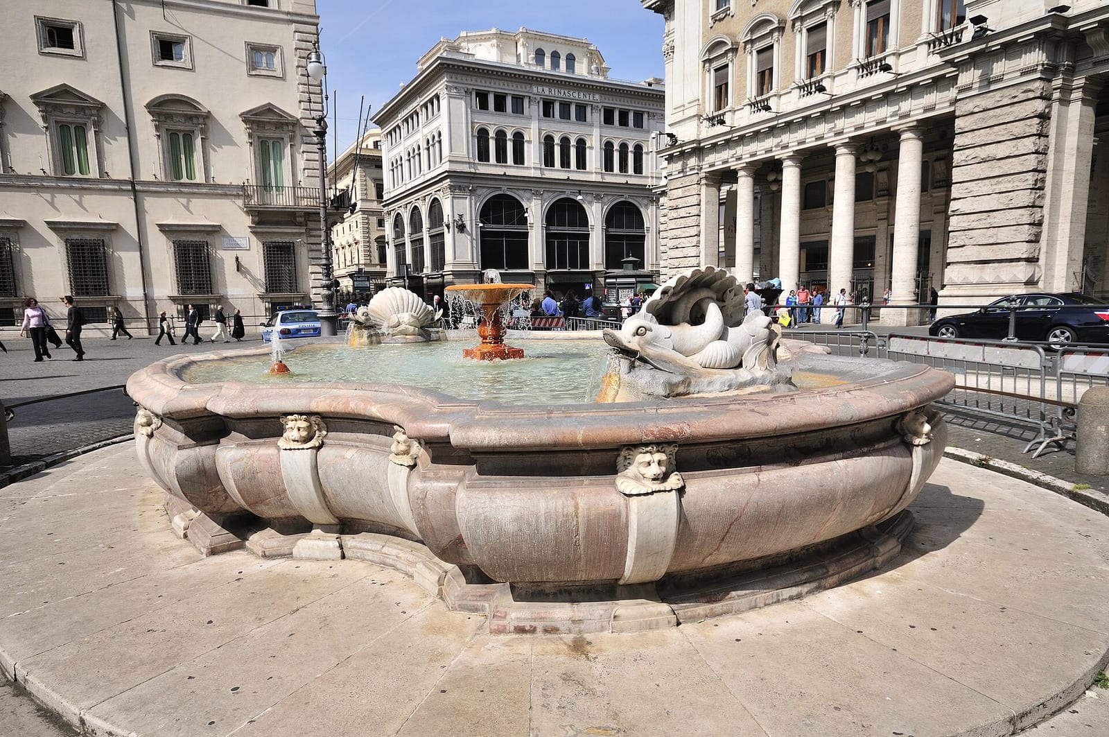 La Fontaine de la Piazza Colonna dans son environnement