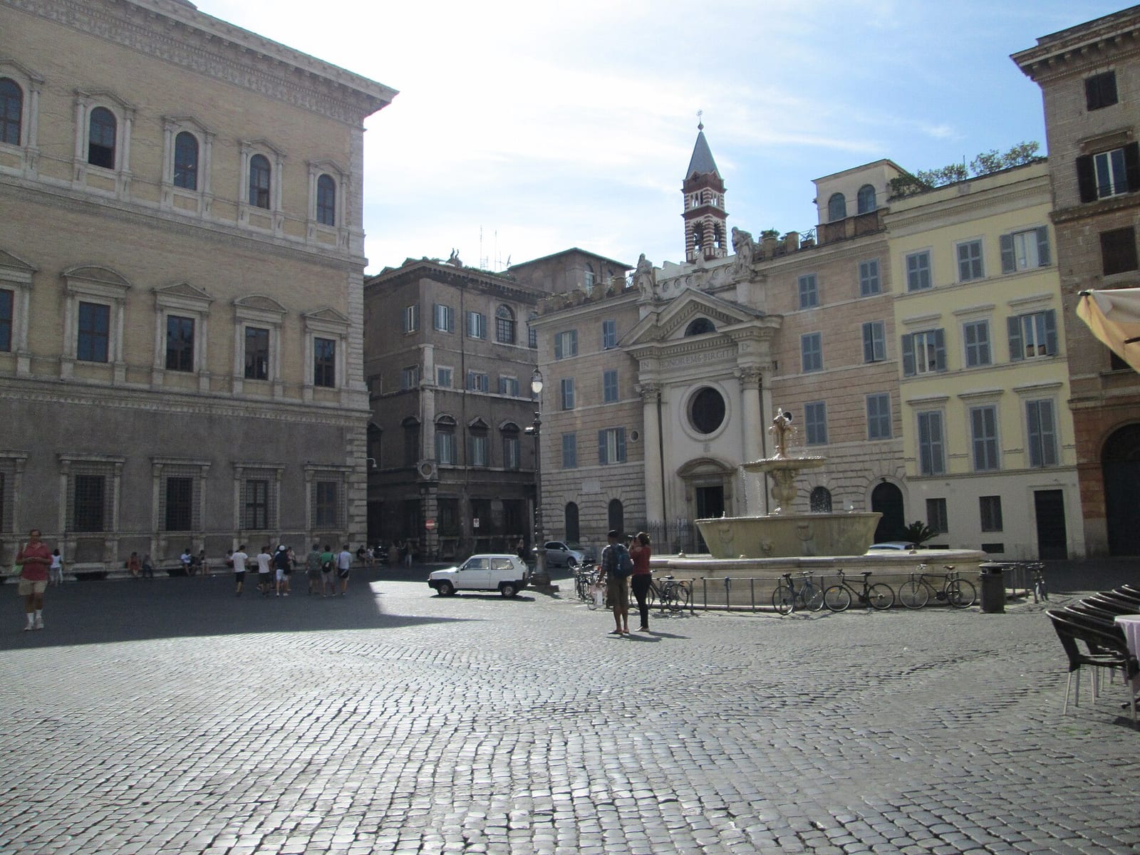 Les Fontaines de la Piazza Farnese dans son environnement