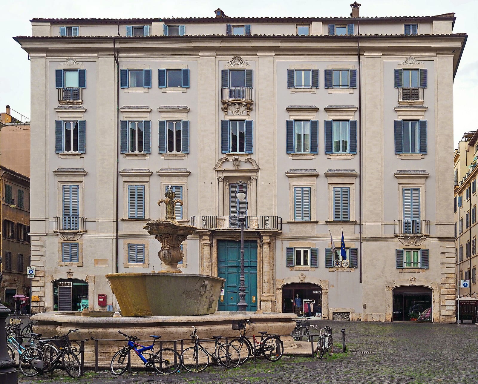Les Fontaines de la Piazza Farnese dans son environnement